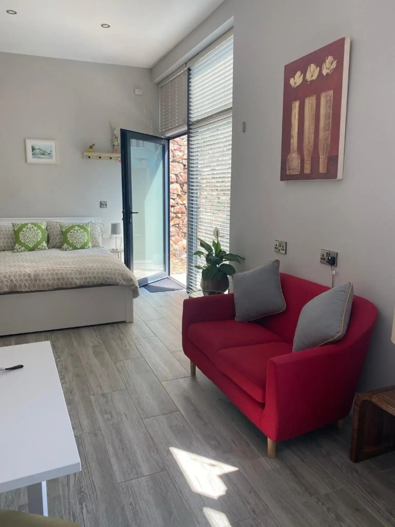 Hugo Mews Bright Studio Apartment