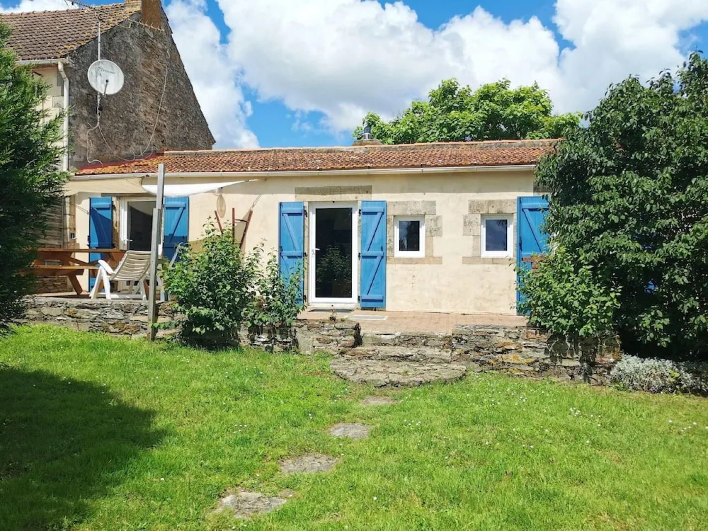 House With 2 Bedrooms in Froidfond, With Pool Access and Furnished Ter