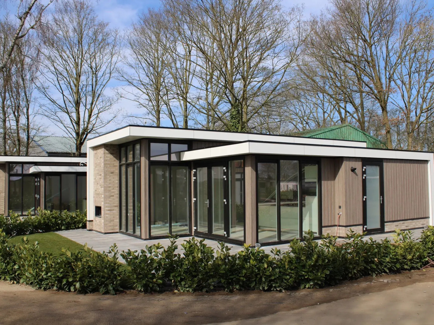 Wellness chalet with a sauna, in a holiday park directly on a recreational lake