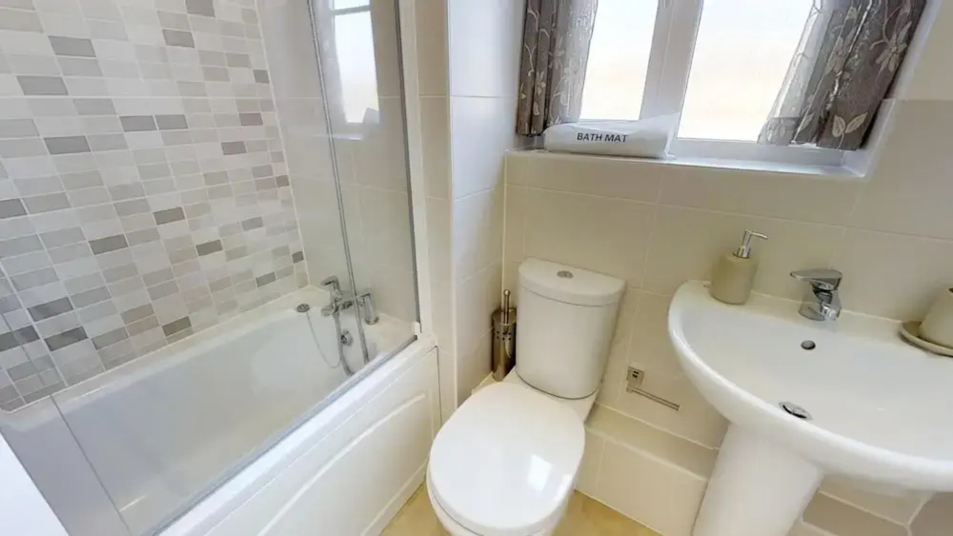 Stayzo - Cole Green Lane - Ideal for Your Next Staycation or Workcation Whole House With Wi-fi