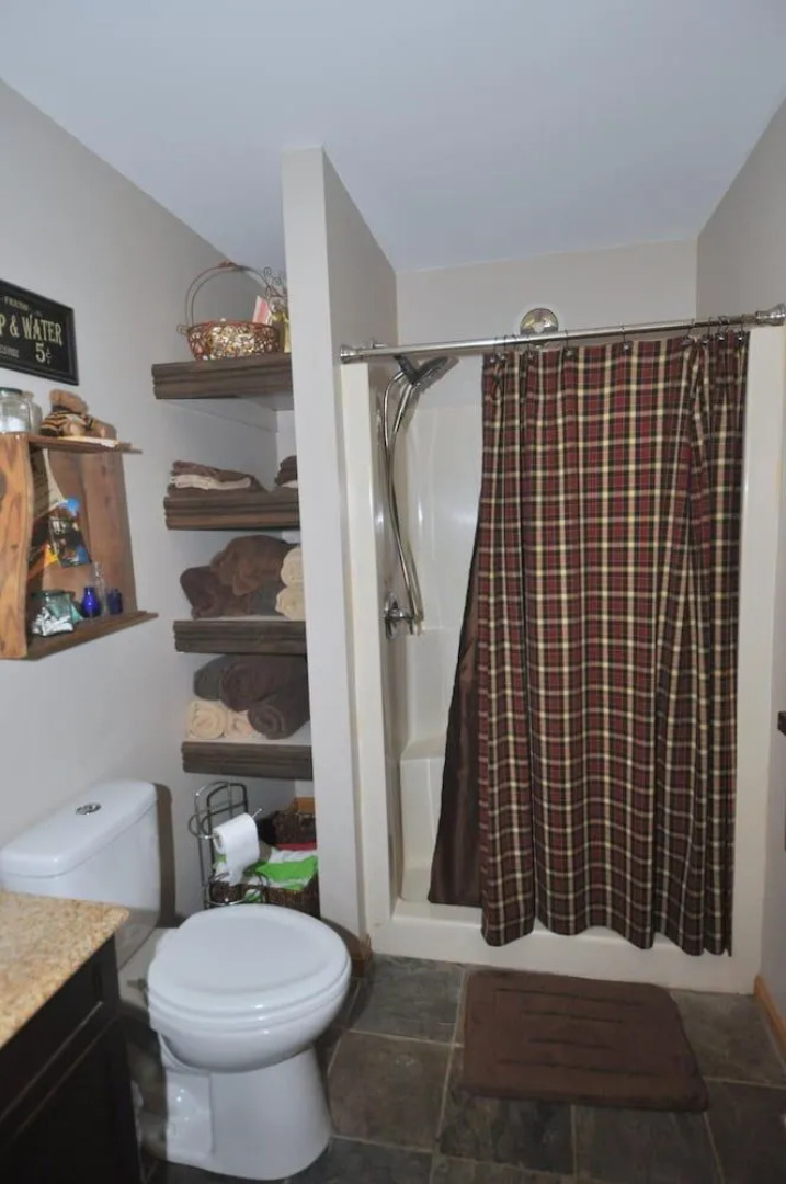 Sqyrls Nest - 3BR Retreat With a Hot Tub