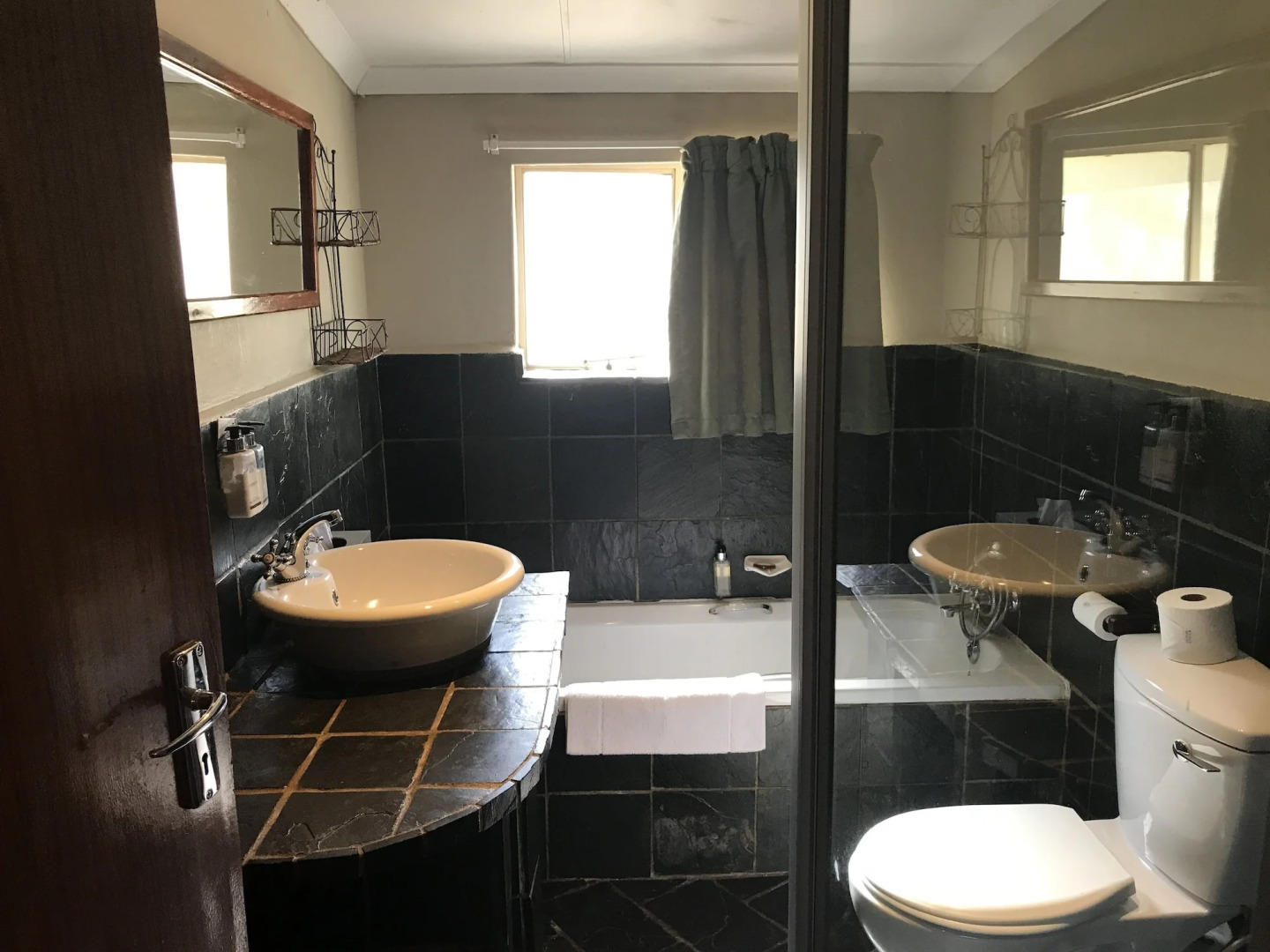 Shangri-La Country Hotel