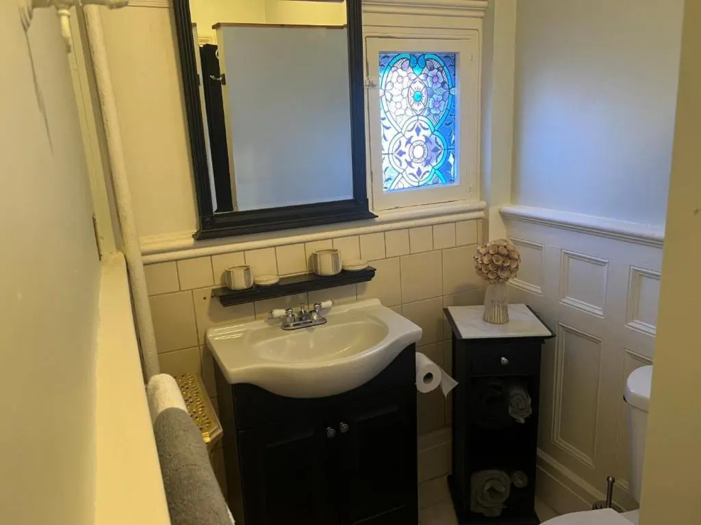 1 Br Private Victorian Apt in Convenient City Location on Half Acre Sleeps 4