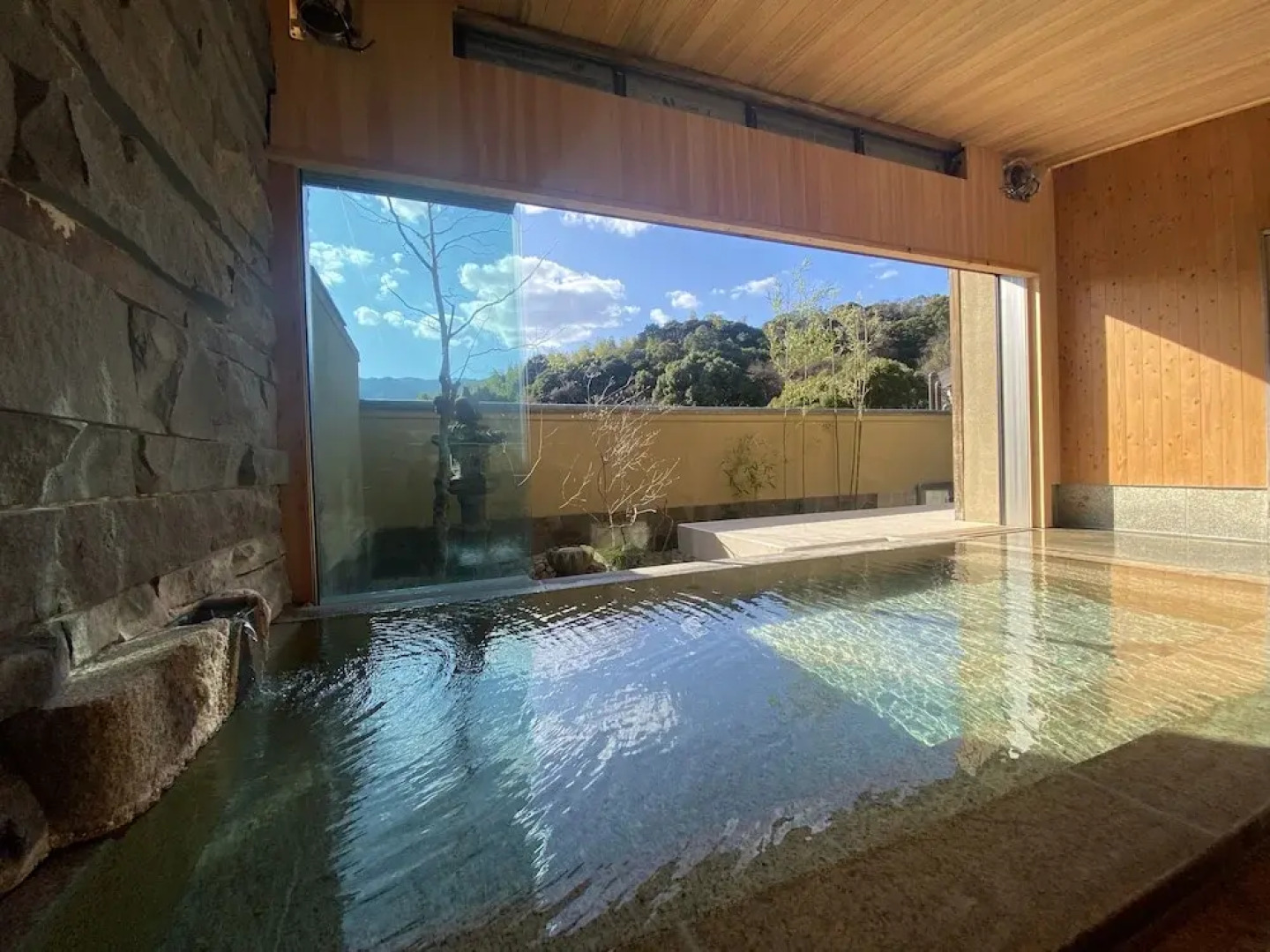 Yugawara Onsen Ashikari Ryokan