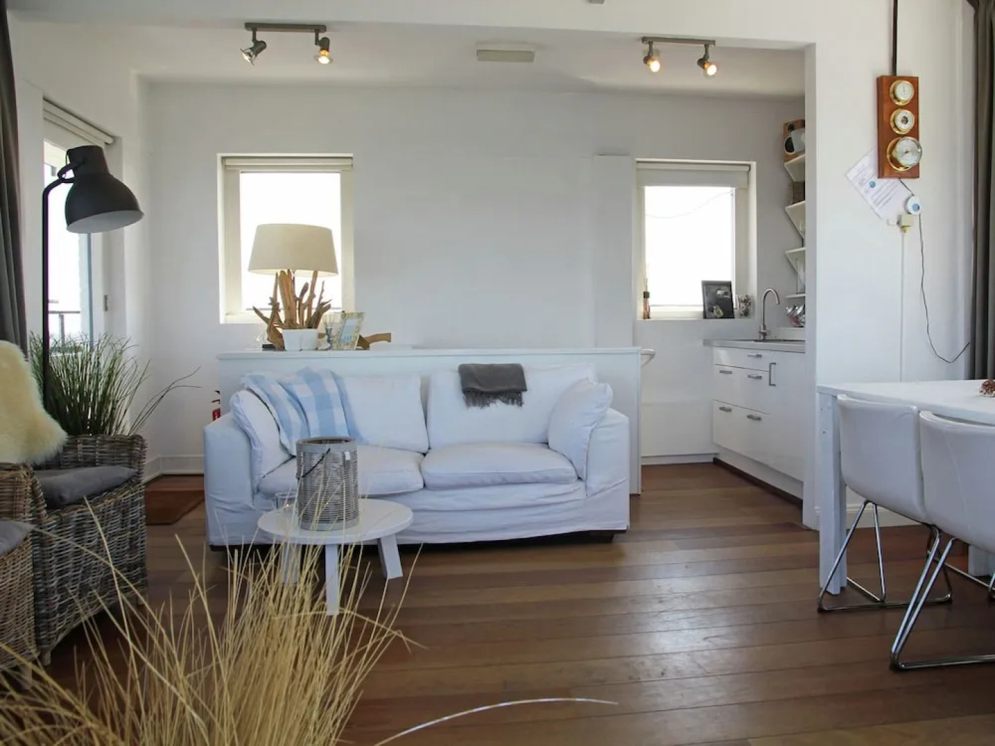 Vintage Holiday Home in Huisduinen near Sea Beach & Center