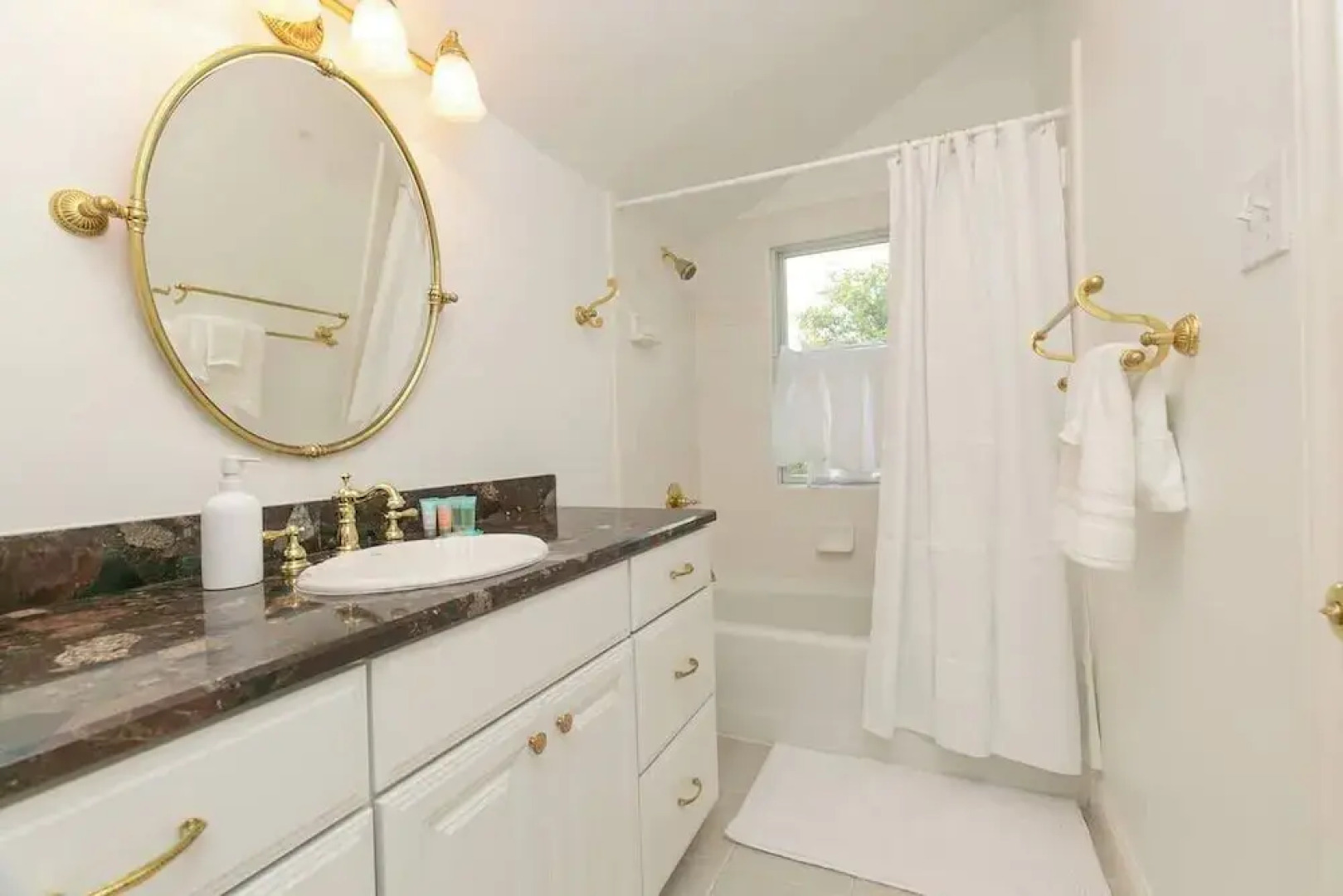 Spicewood Lodge W/pool, Hottub