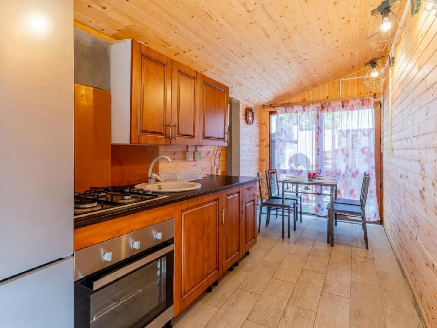 Pensiunea Casuta cu Trandafiri 2