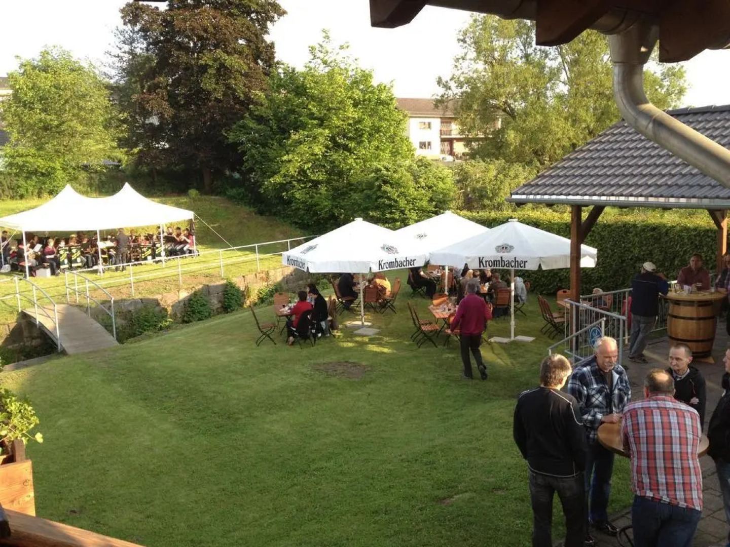 Harmony beim Holzschnitzer