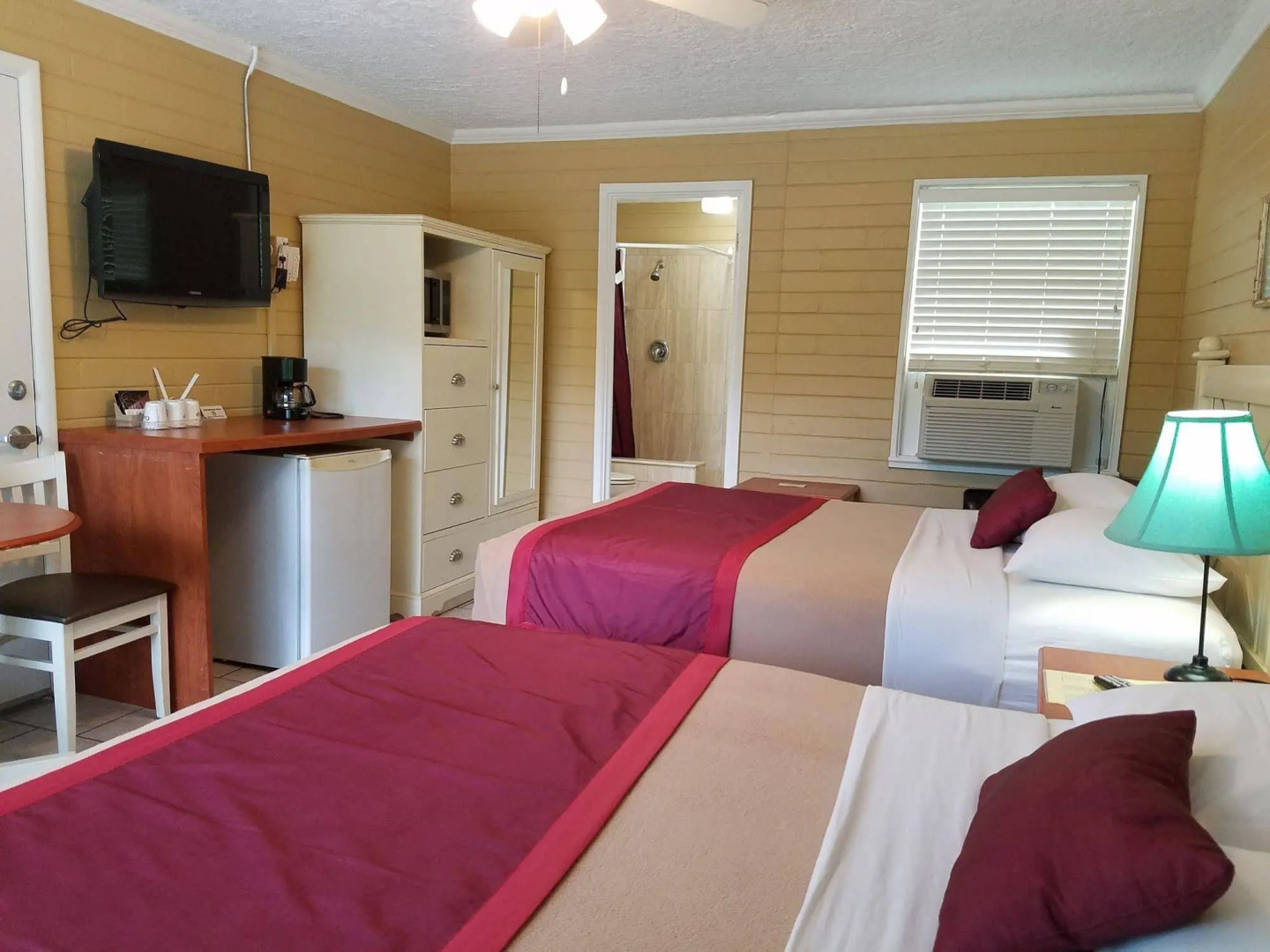 Lakeside Inn and Cafe