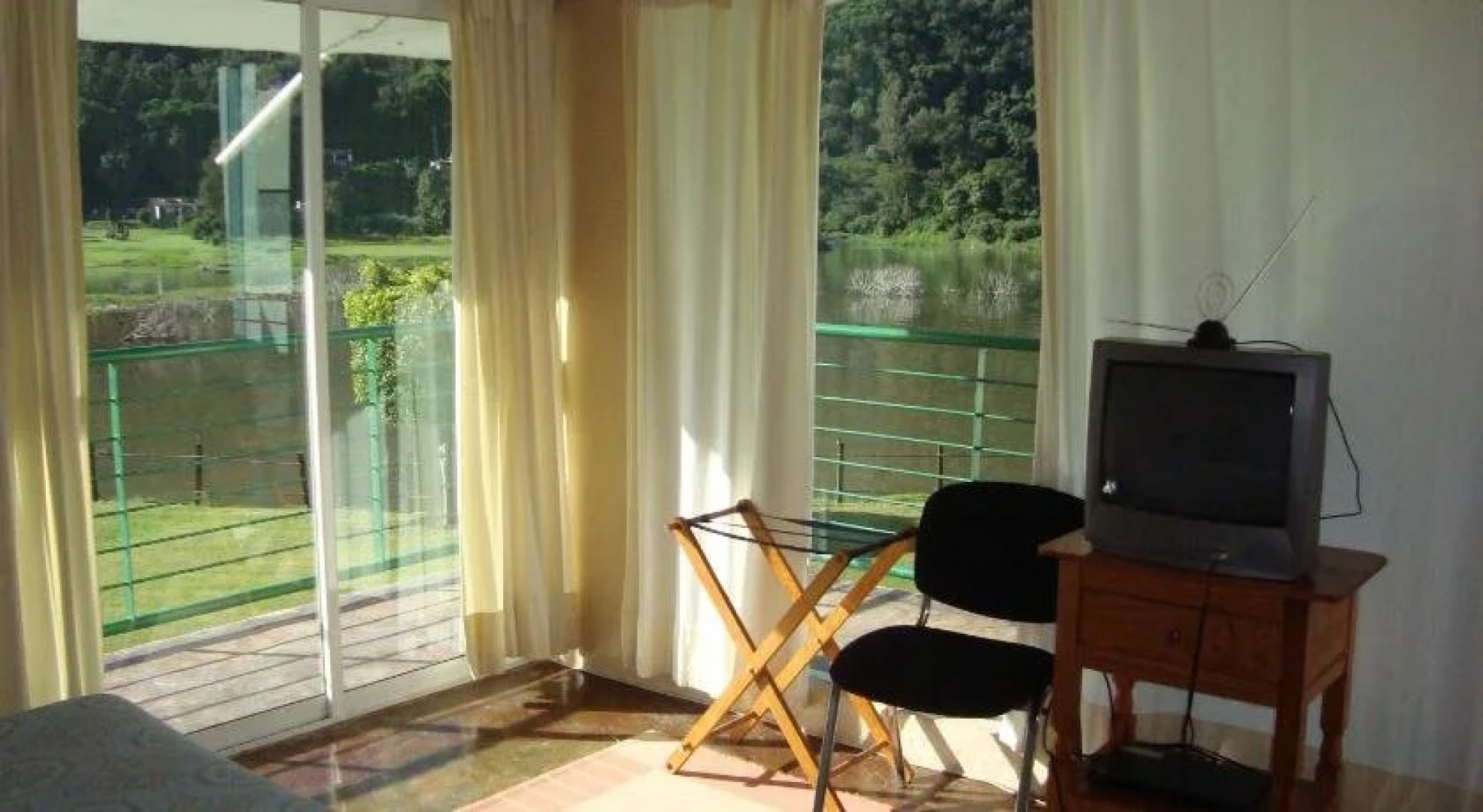 Hotel Brisas del Lago