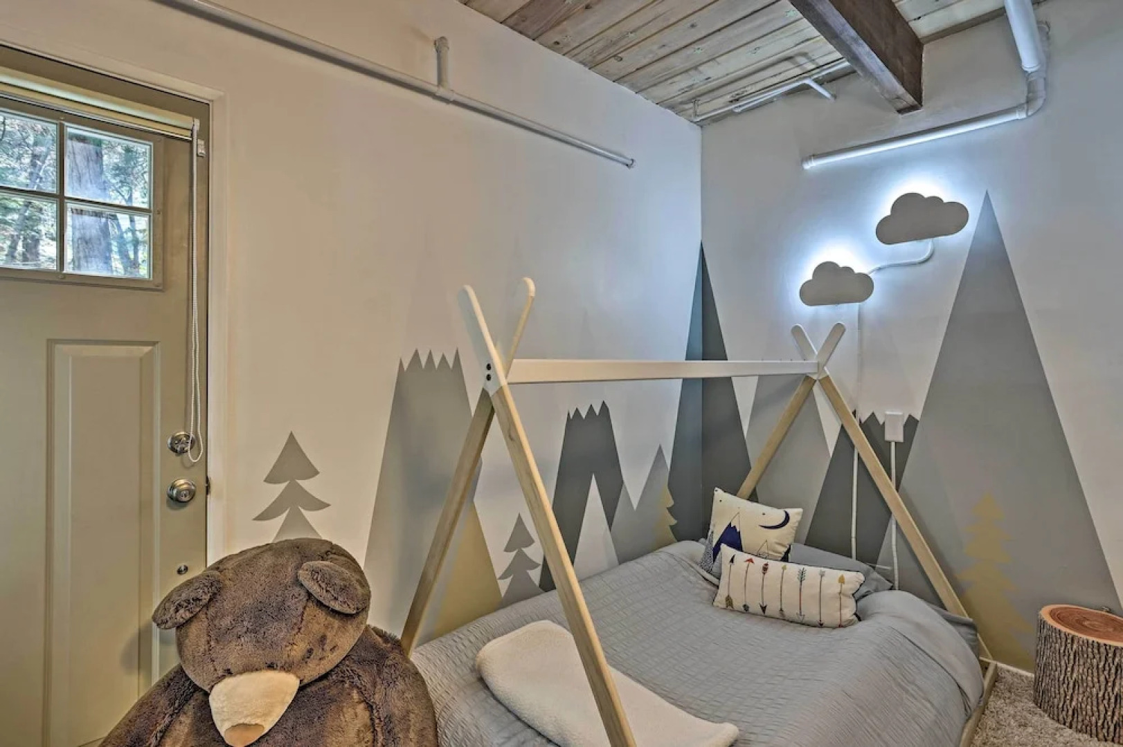 Stunning Mountain-top Getaway w/ Multi-level Decks