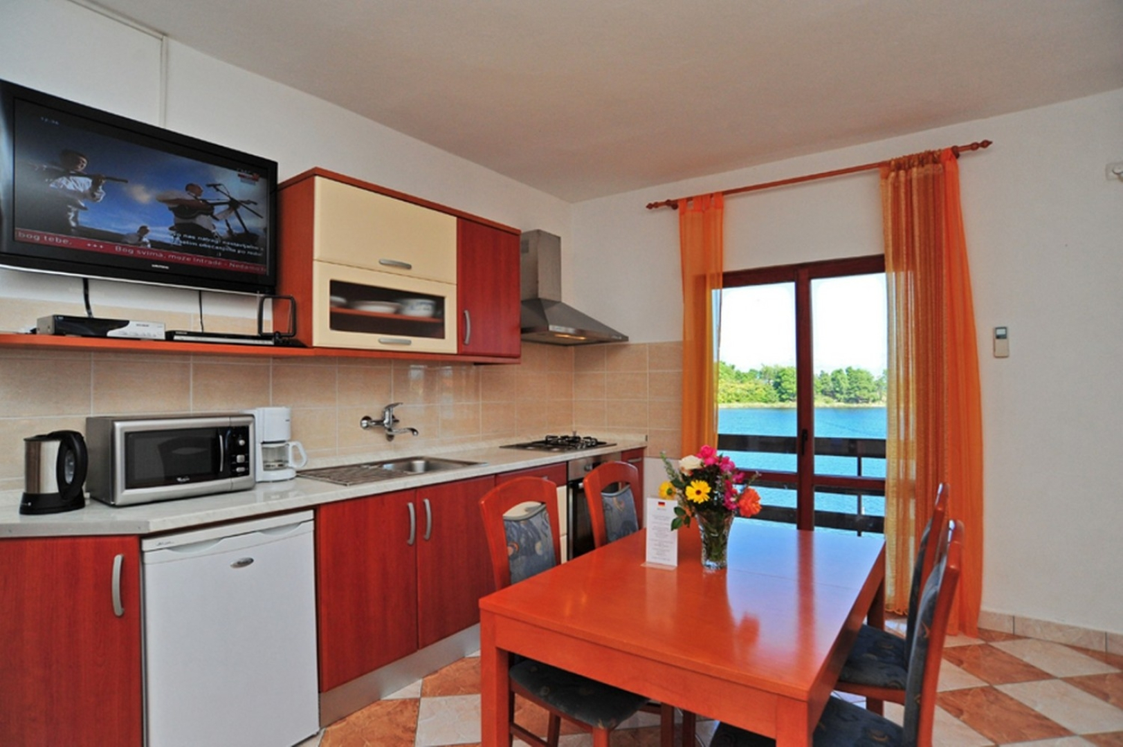 Apartment Ljilja - 10m from the sea with parking: A3 Nin, Zadar riviera