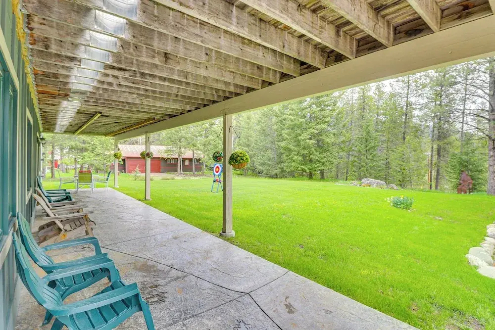 Scenic Forest Lodge Outside Glacier National Park!