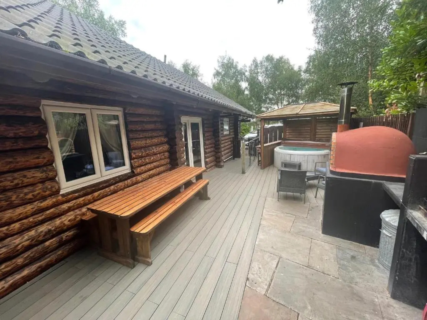 Woodpecker Log Cabin with hot tub, pizza oven bbq entertainment area, lakeside with private fishing peg situated at Tattershall Lakes