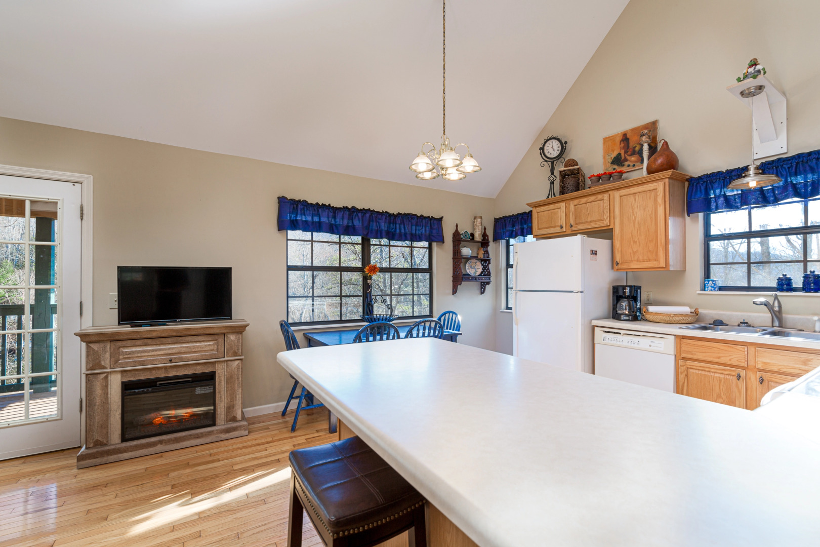 Gatlinburg Getaway Cute Cabin with Mountain Views