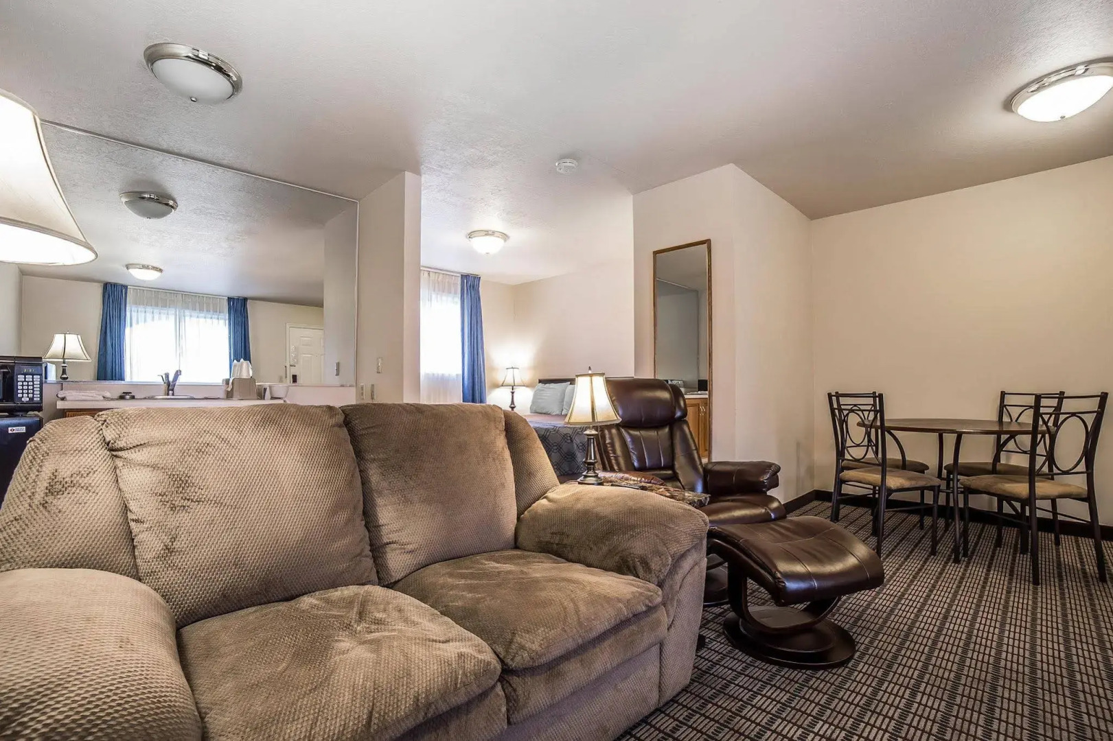 Econo Lodge Inn & Suites