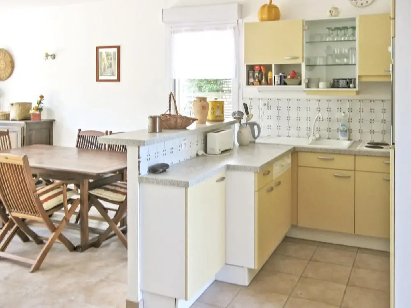 House With 3 Bedrooms in Ambon, With Enclosed Garden - 300 m From the