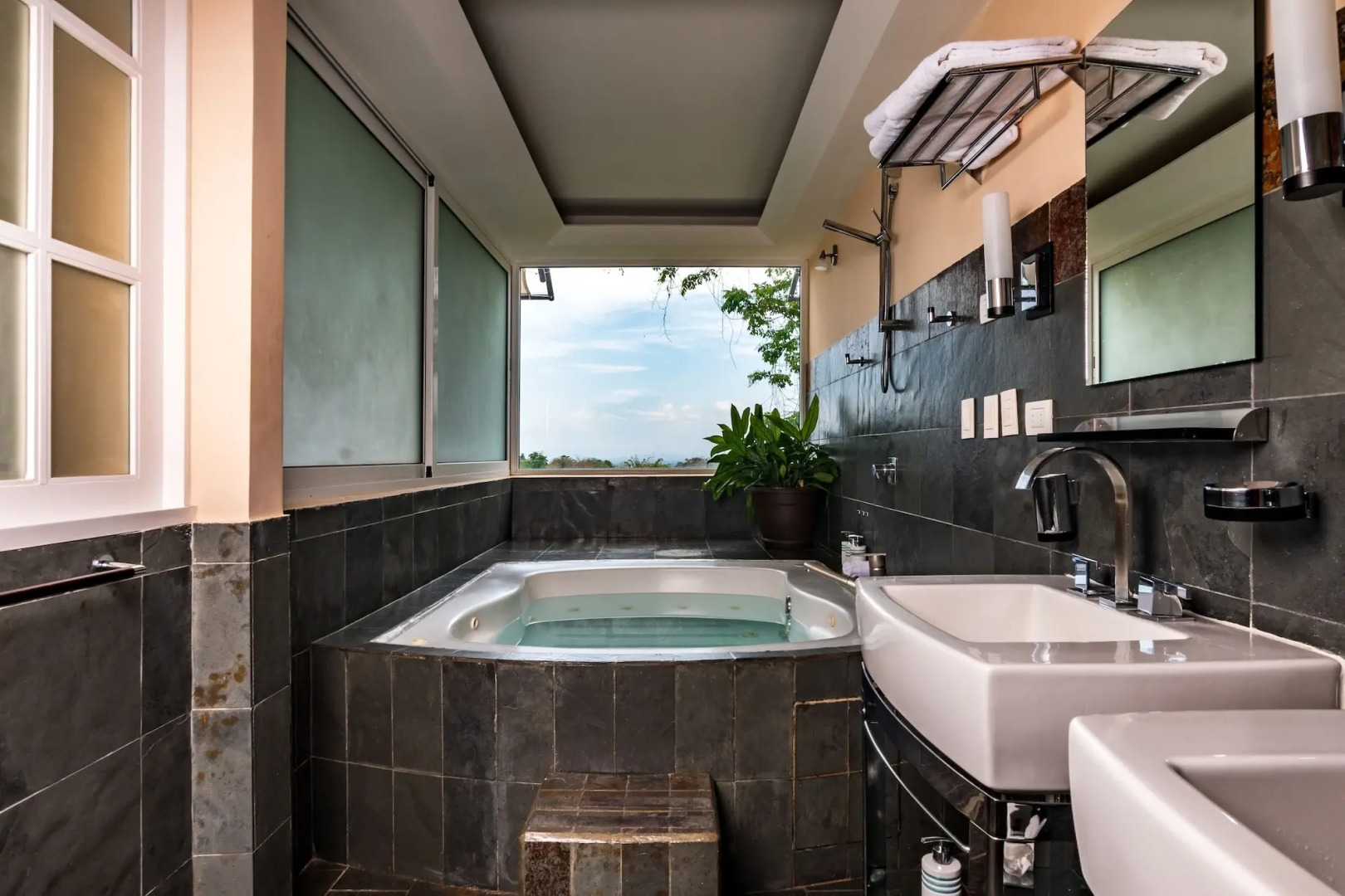 Gaia Hotel And Reserve