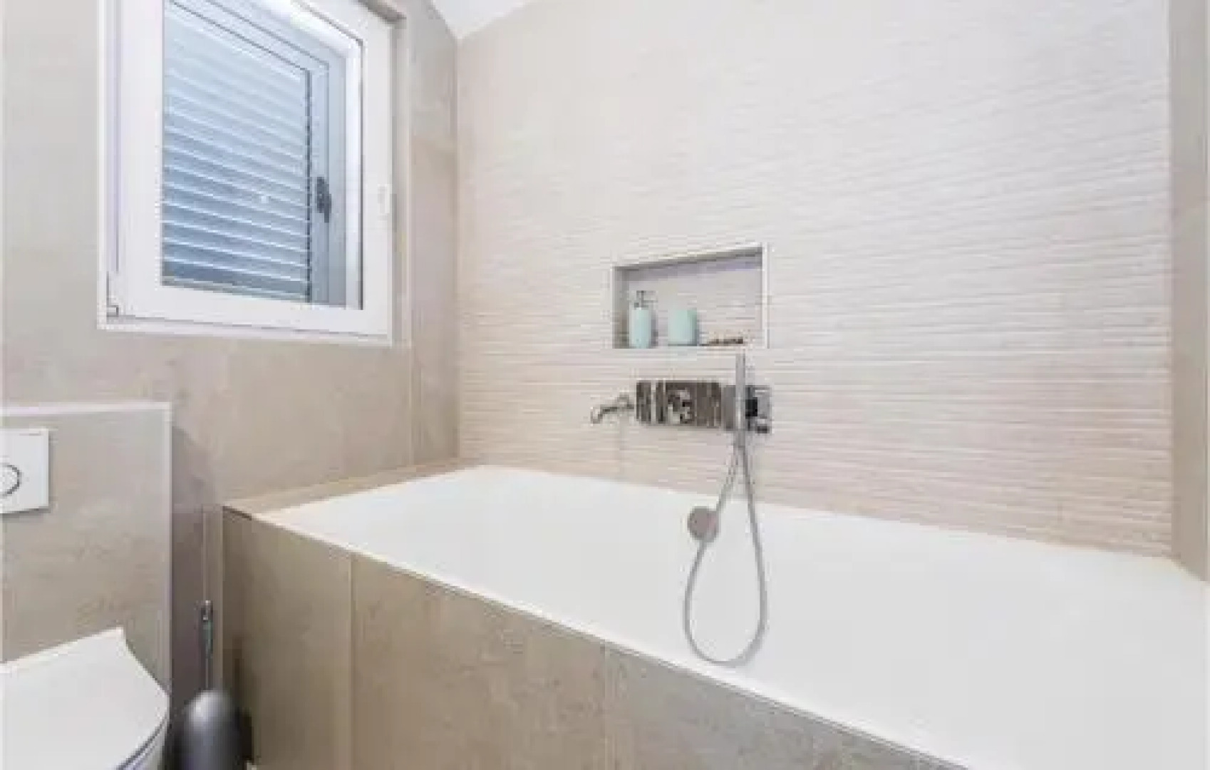 Four-Bedroom Holiday Home in Milna