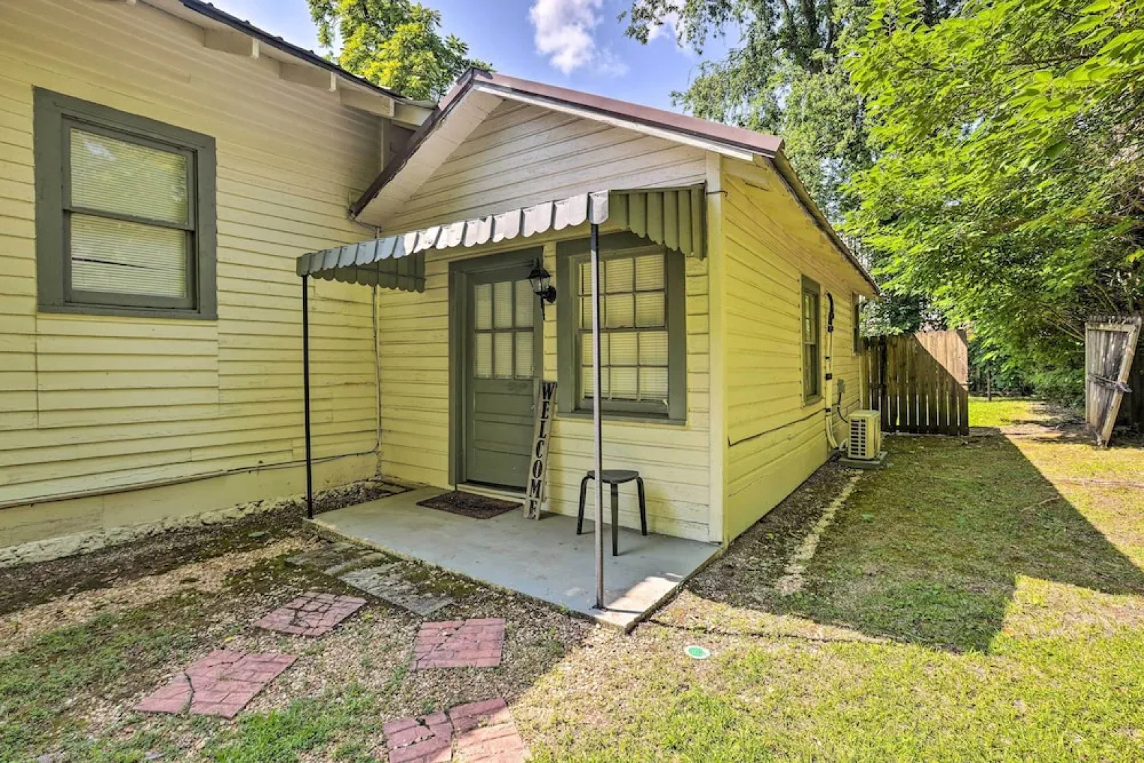 Quaint Leeds Studio w/ Yard ~ 18 Mi to Birmingham!