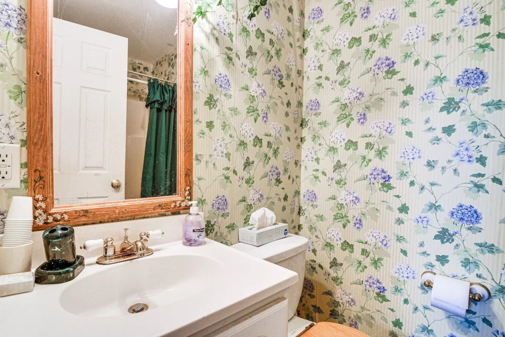 Ellis River Cottage ~ 3 Mi to Attitash Mountain!