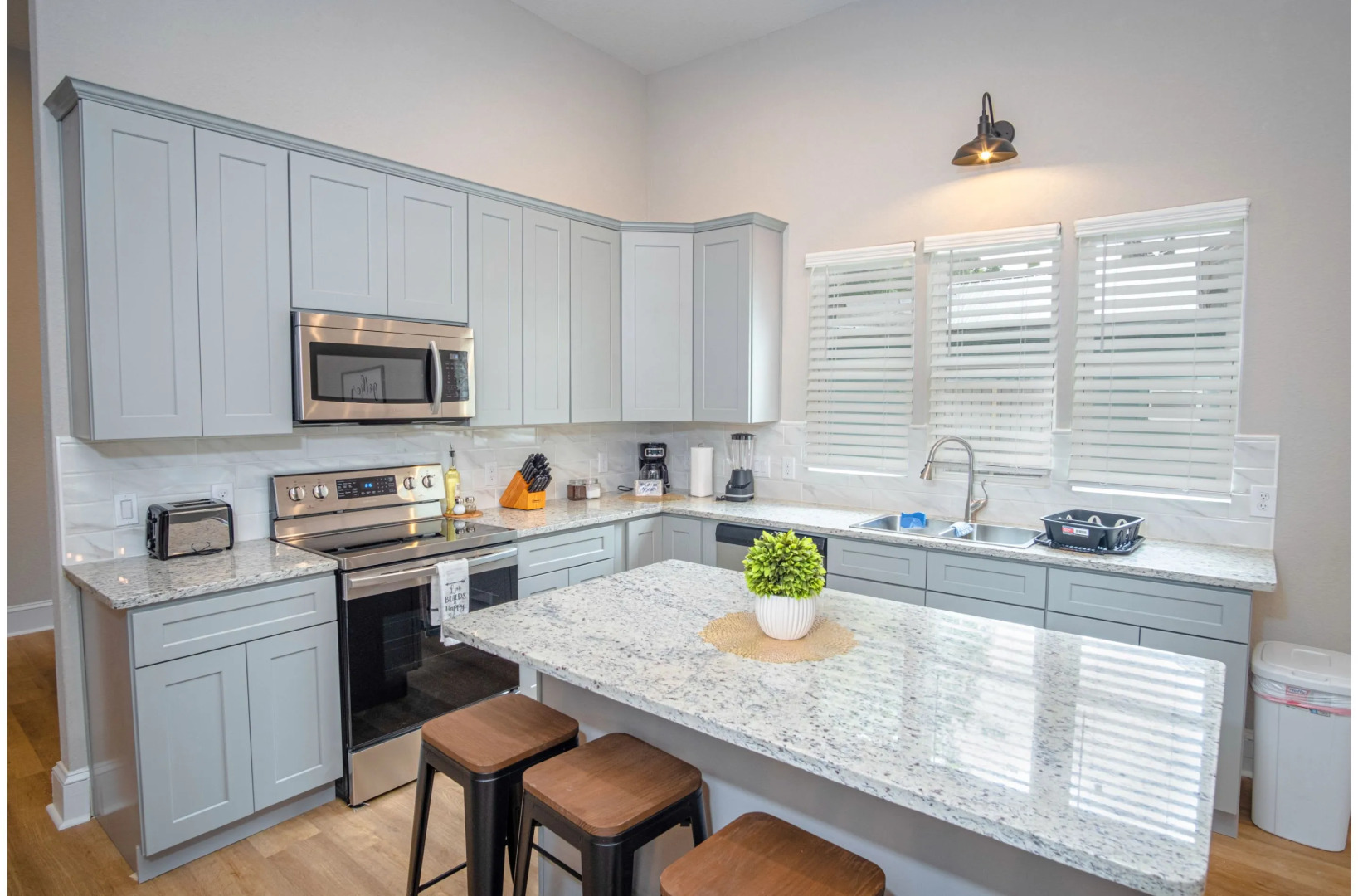Brand New Remodeled 3BR/2BA House Near Downtown