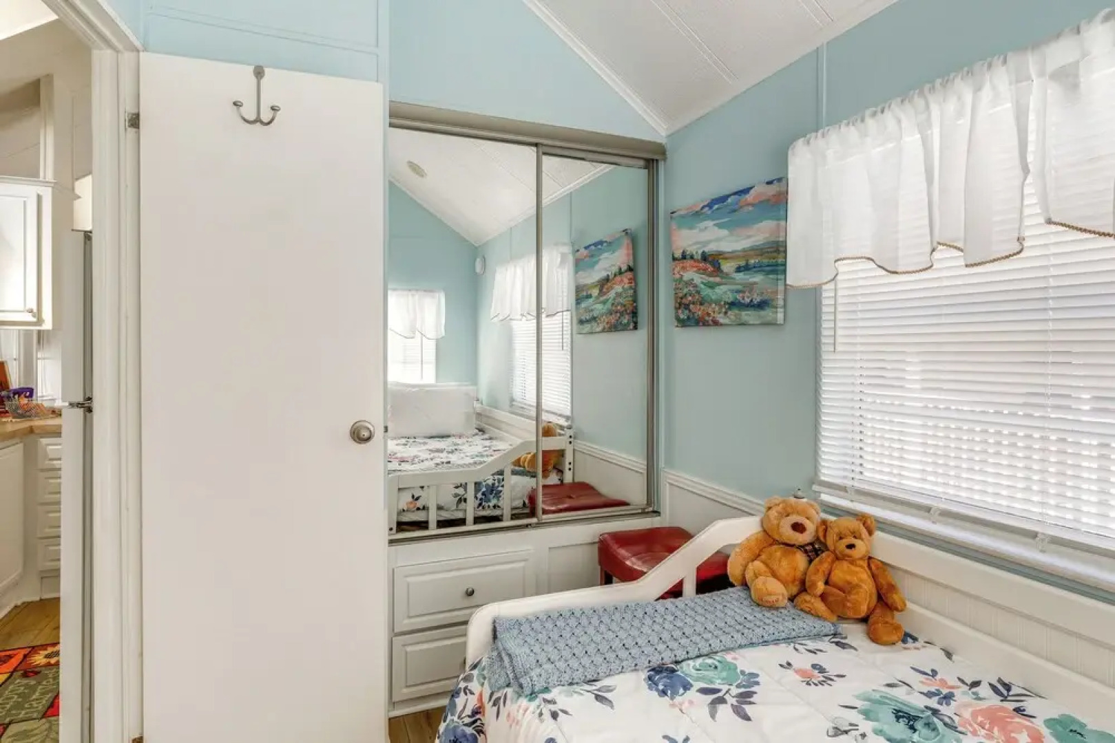 Lakeland Cottage w/ Pool Access + Screened Porch!