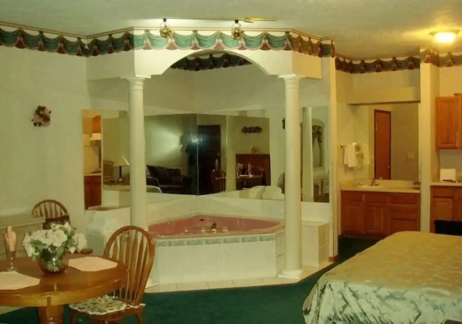 Townhouse Inn & Suites