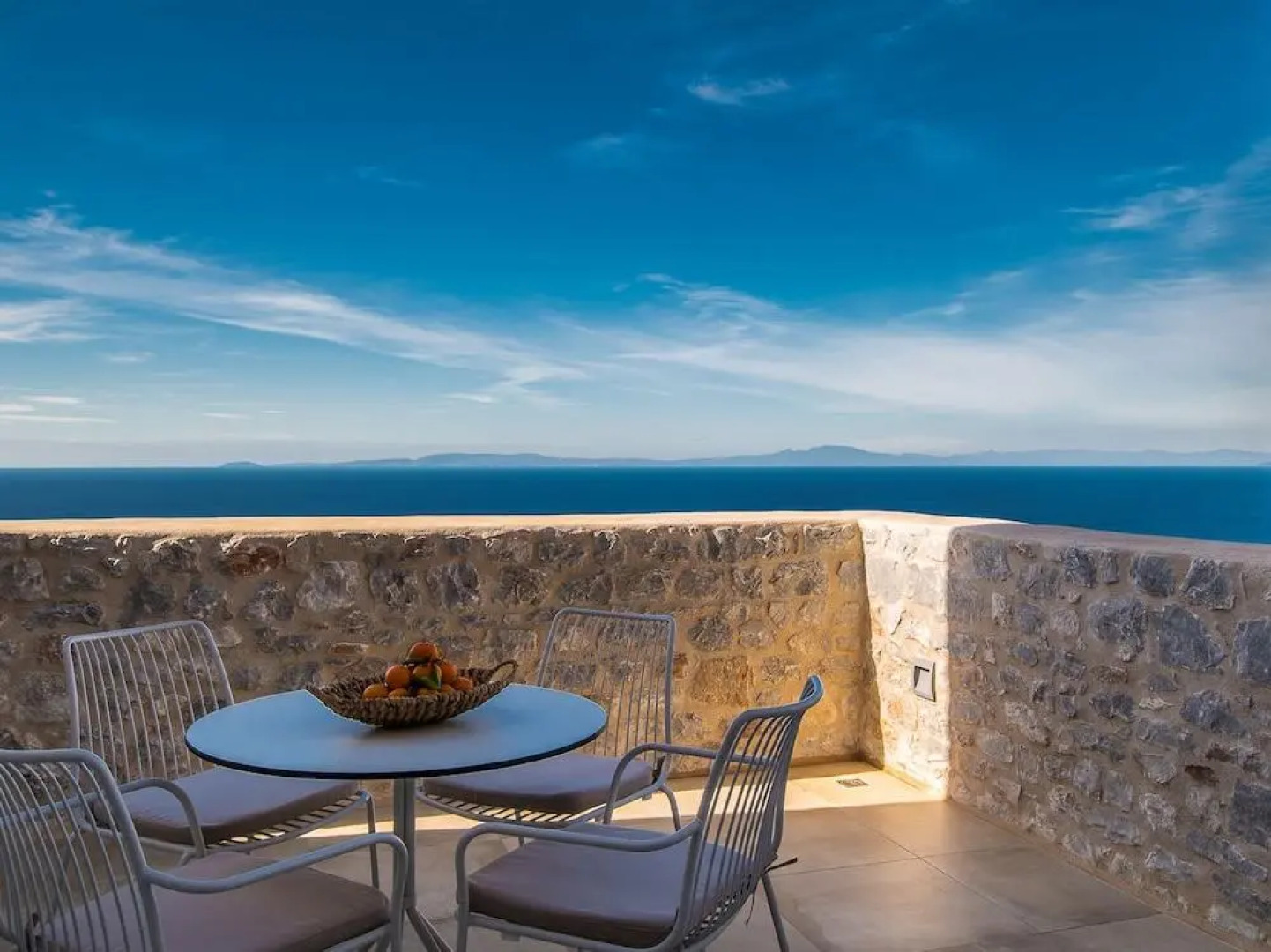 BASSA MAINA Villas & Suites