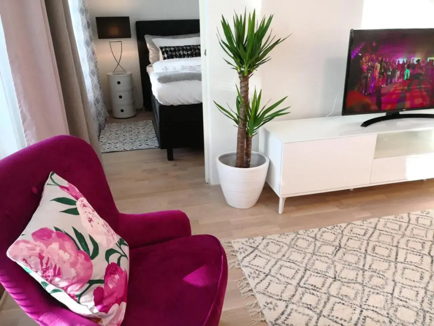 Charming Pine View Apartment