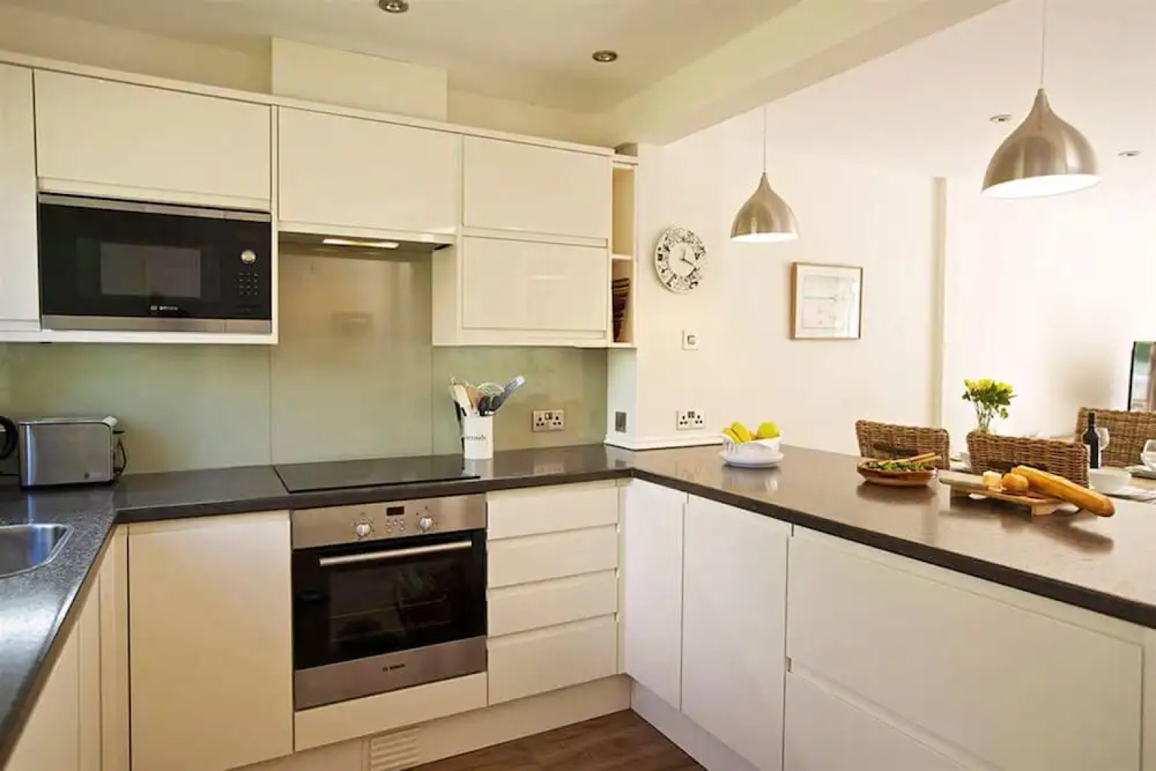 Stylish New England lakeside retreat in the Cotswold Water Park