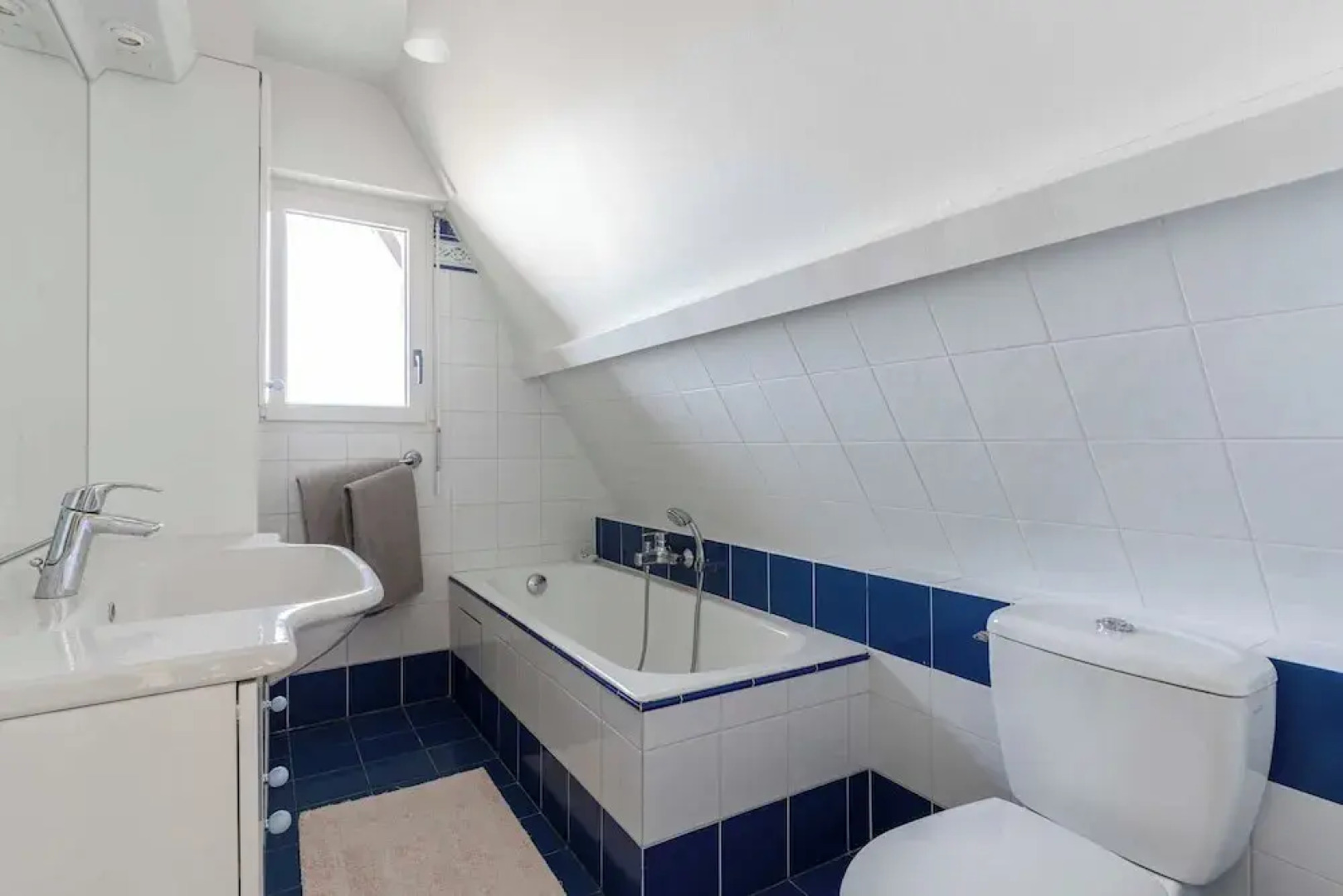 The Benervilloise Villa With its Feet in the Water