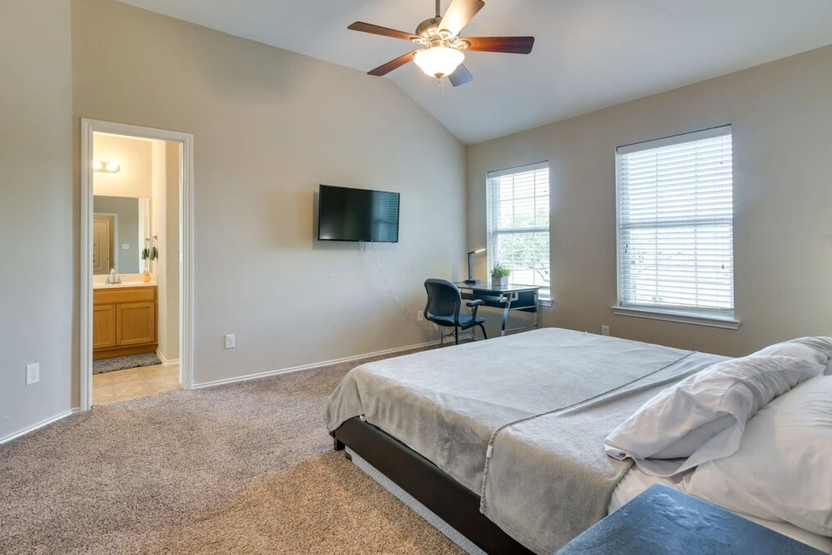 Pet-friendly Pearland Home ~ 21 Mi to Houston!