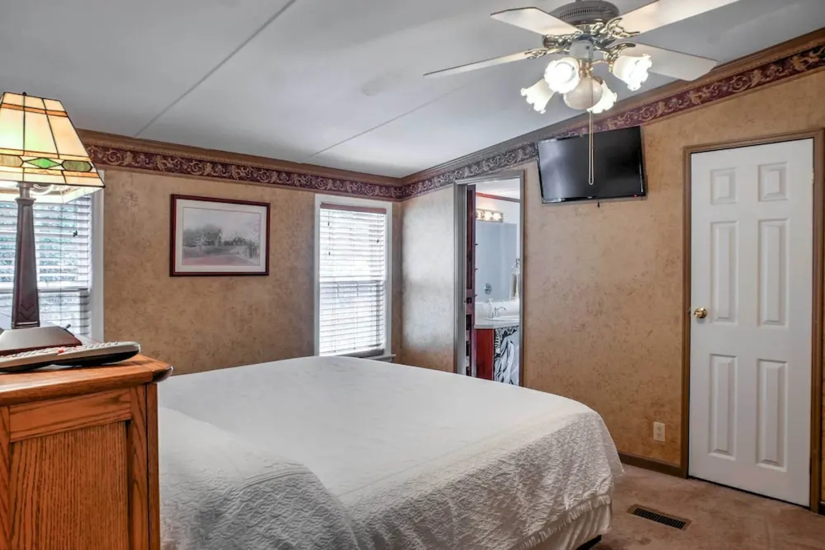 Ooltewah Cabin w/ Grill, Pool Table & Porch!