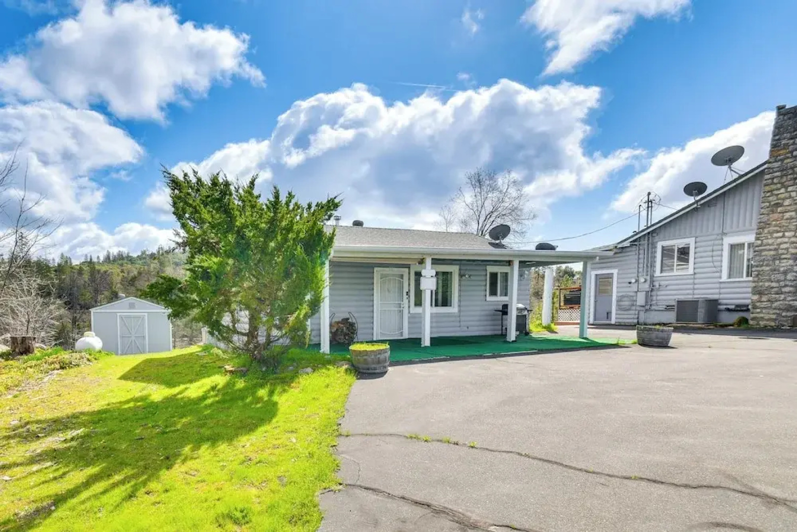 Waterfront Mariposa Hideaway: Hot Tub & Mtn Views!