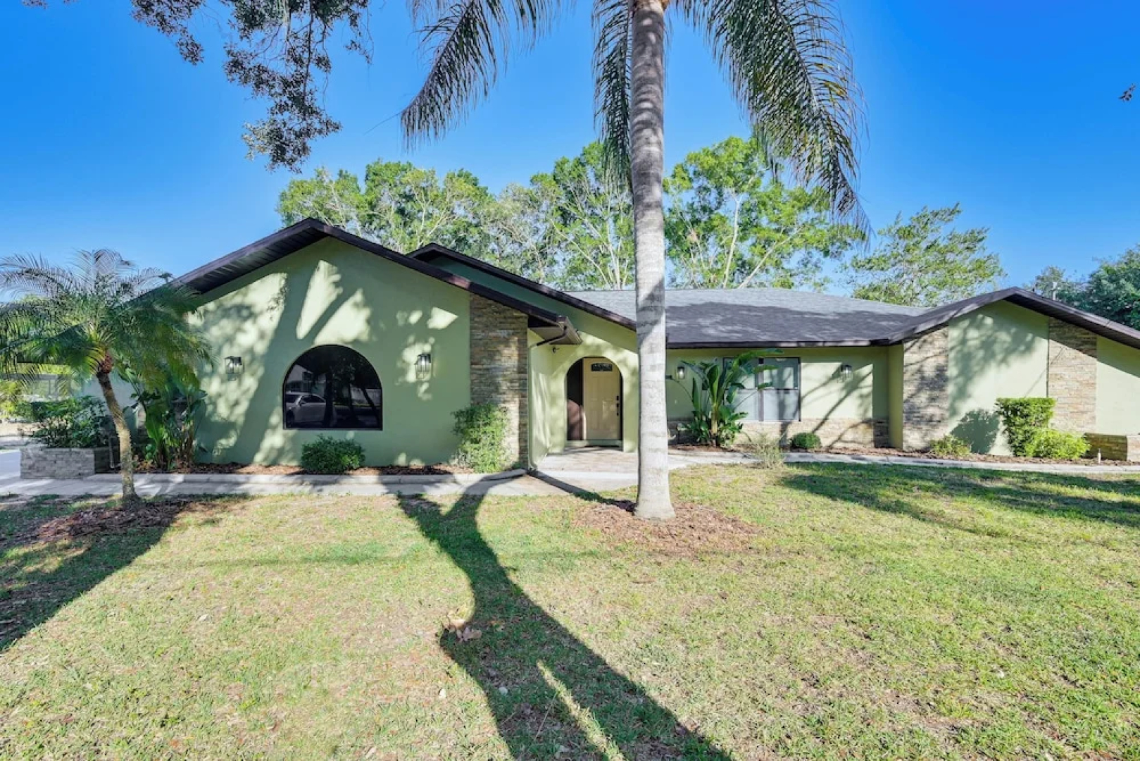 Spring Hill Home w/ Pool, BBQ Grill & Outdoor TV!