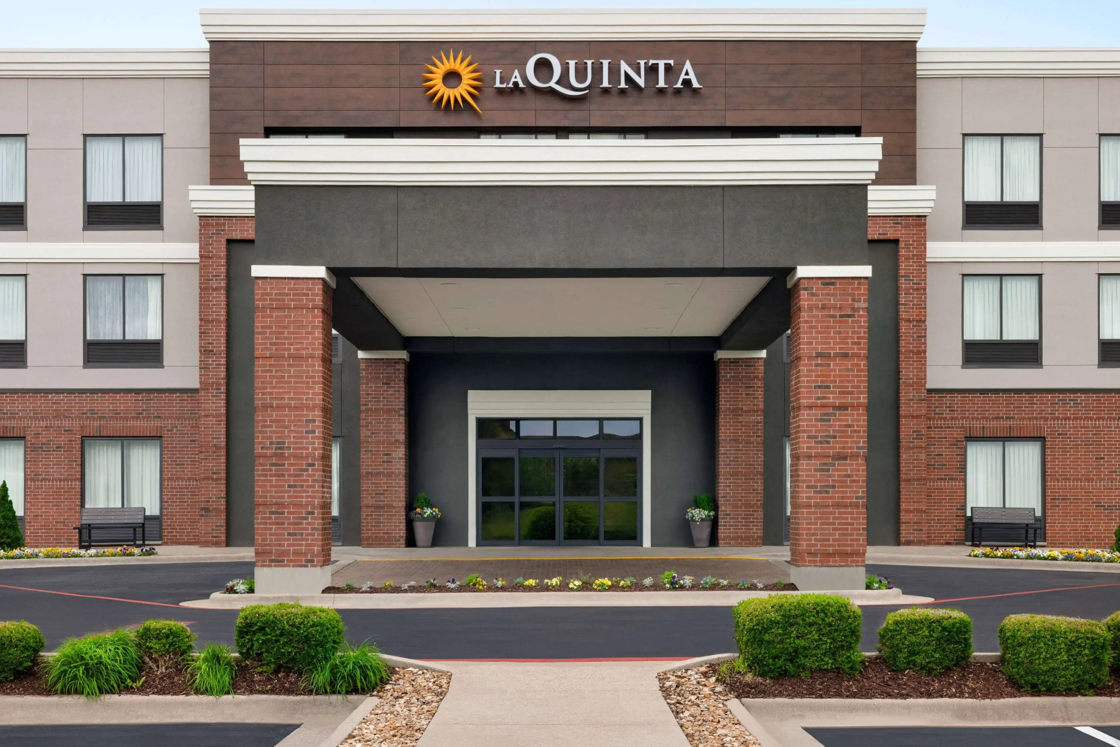 La Quinta Inn & Suites by Wyndham Springfield Airport Plaza