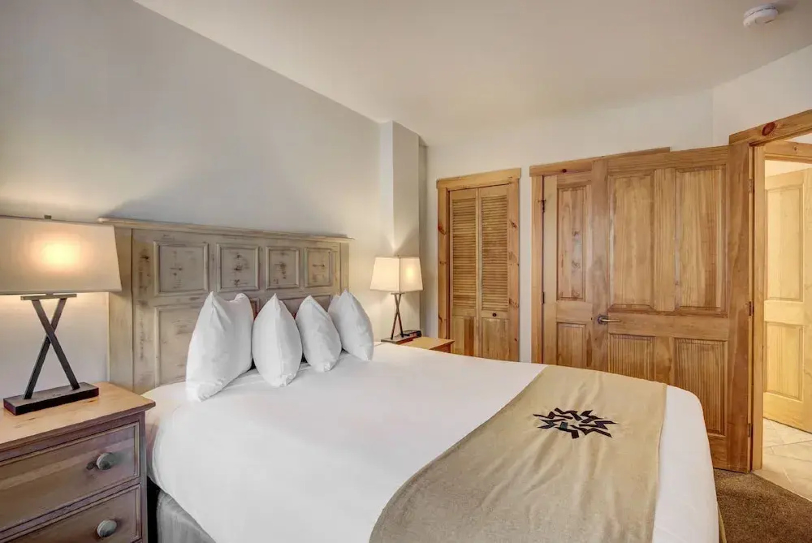 Buffalo Lodge~1br Condo~8388 ~walk To Slopes ~kids Ski Free 1 Bedroom Condo by RedAwning