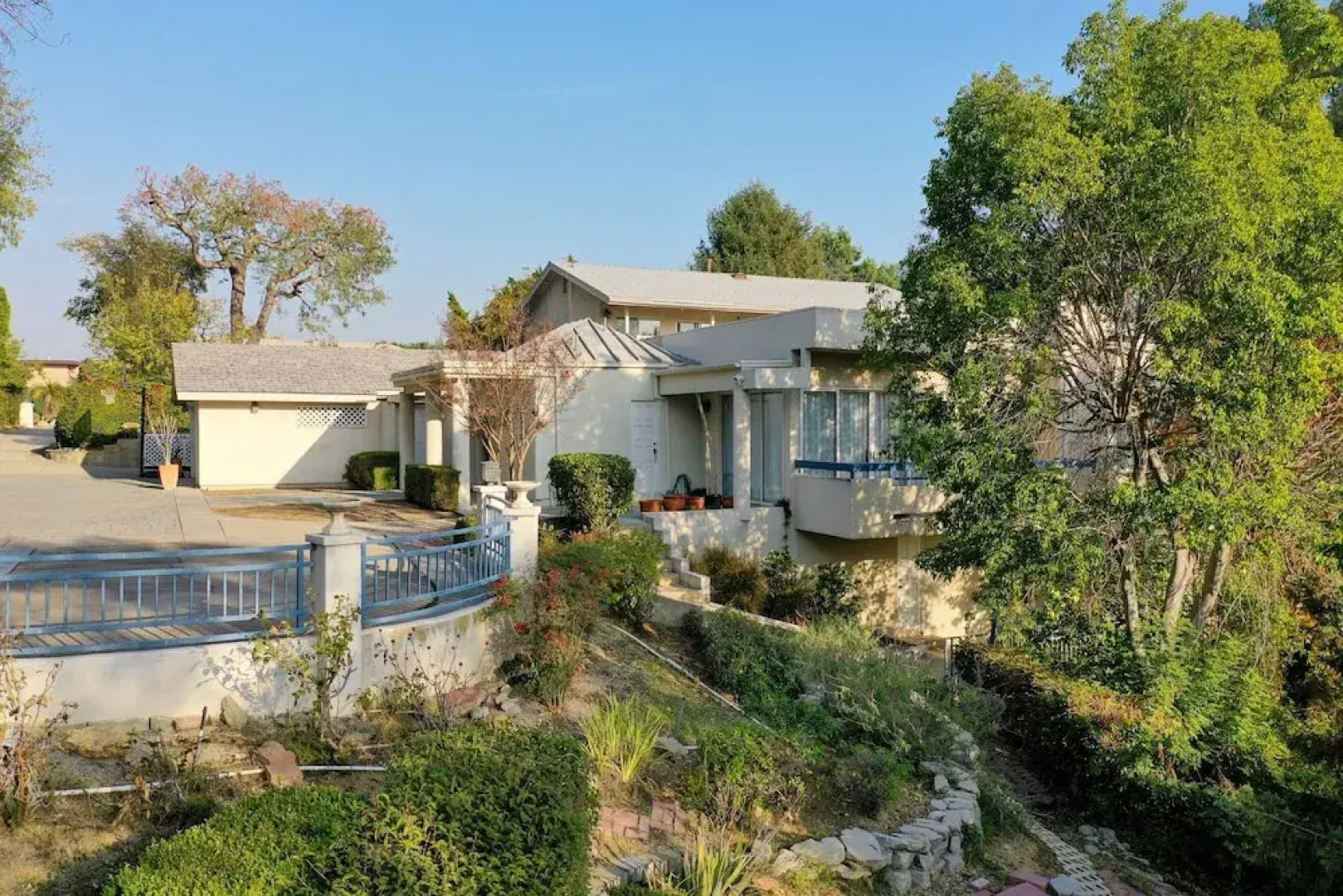 Sunny Pasadena Mansion, Sparkling Heated Pool & Projector Room!