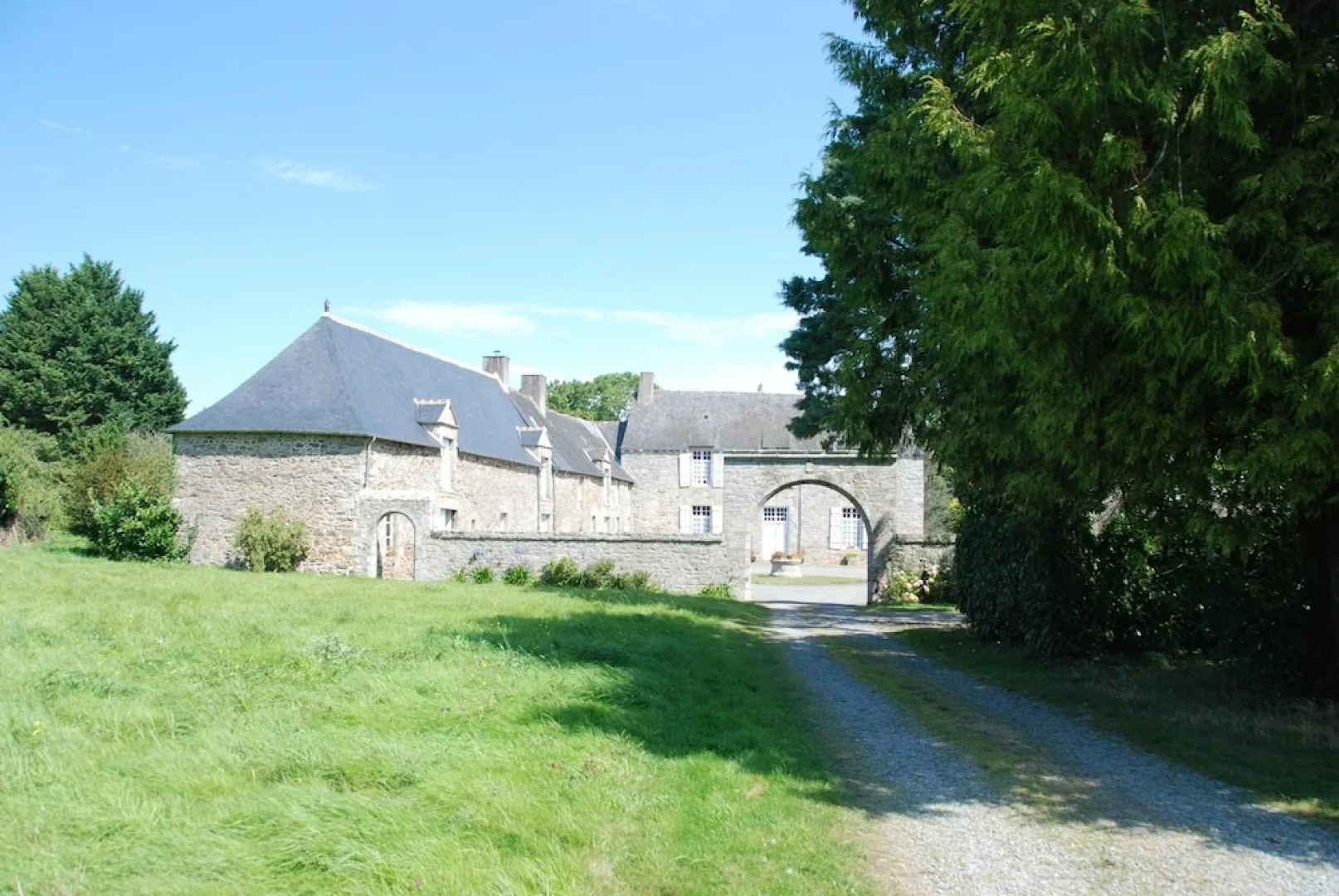 House With 2 Bedrooms in Jugon-les-lacs, With Furnished Garden and Wif