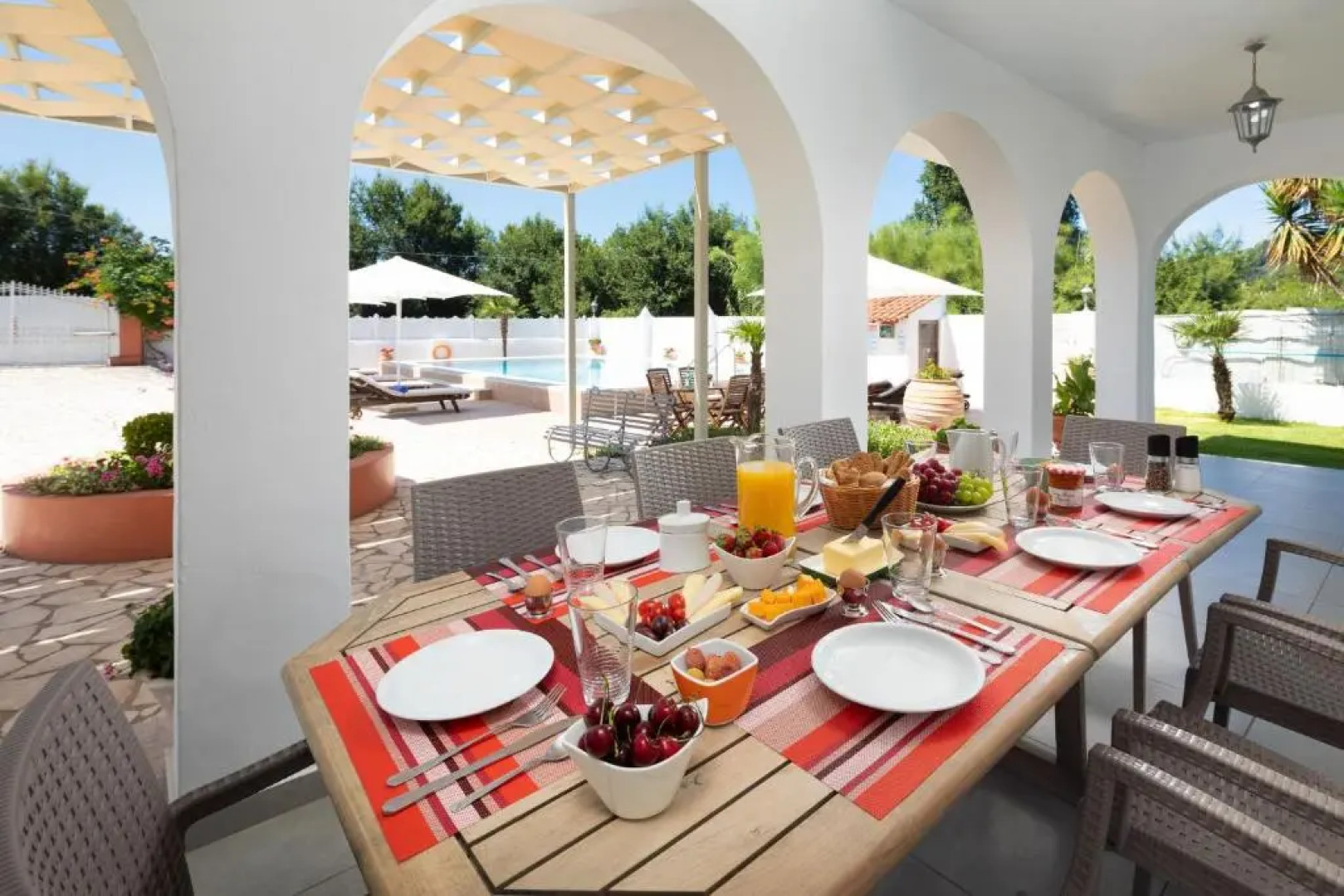 Villa Paradiso: Near beach, superb pool and garden