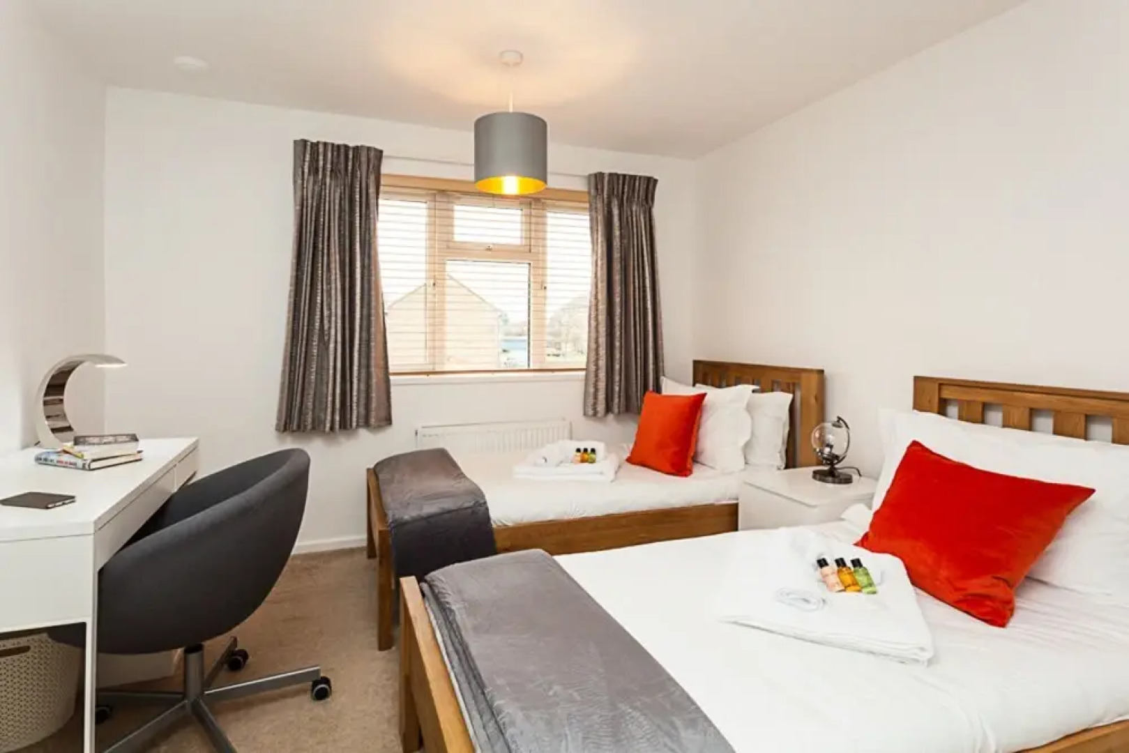 Gatwick Place- Spacious 4 Bedroomed House With Private Parking