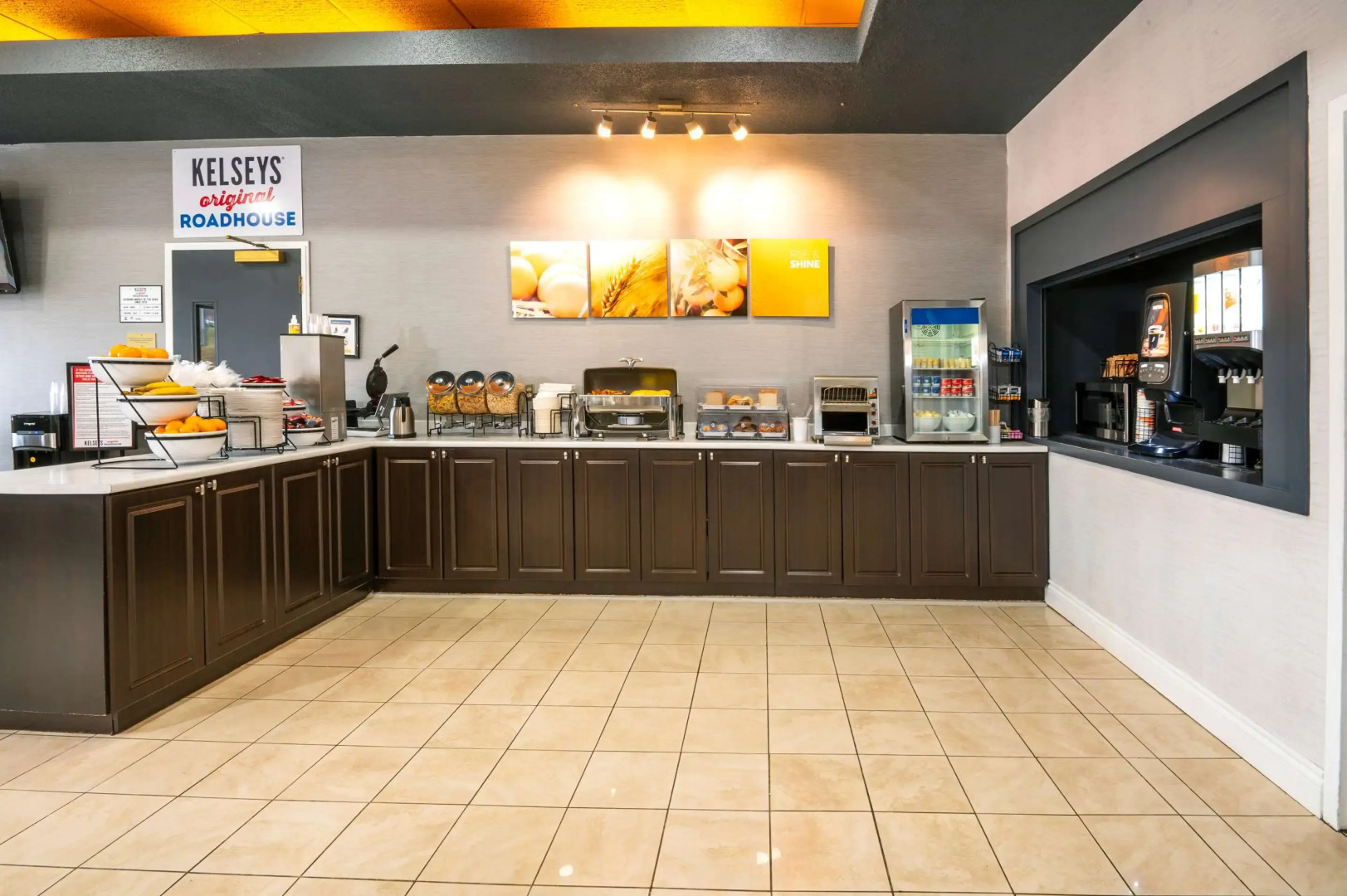 Comfort Hotel & Suites