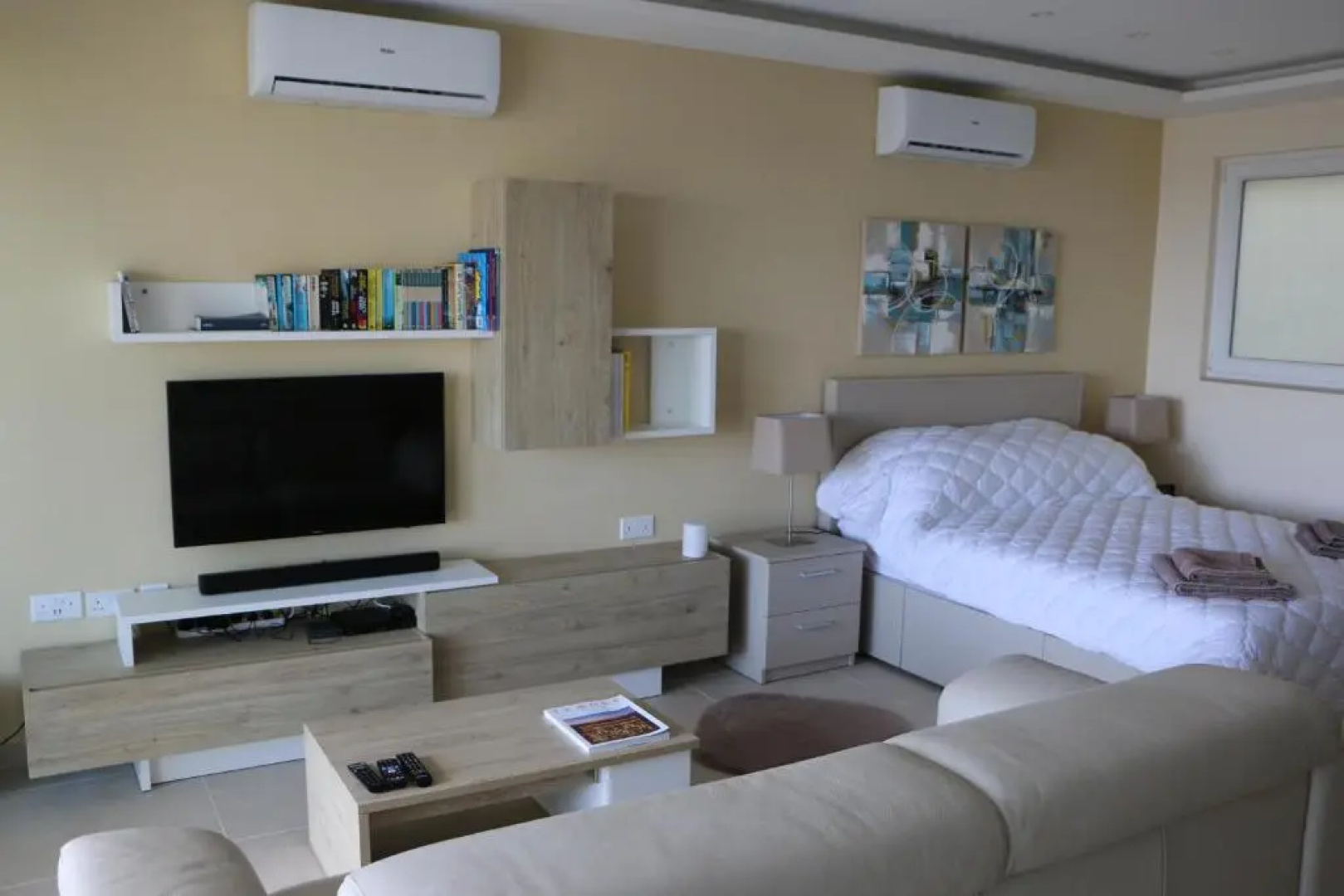 Wileg 4A Luxury Studio Apartment with Shared Swimming Pool.