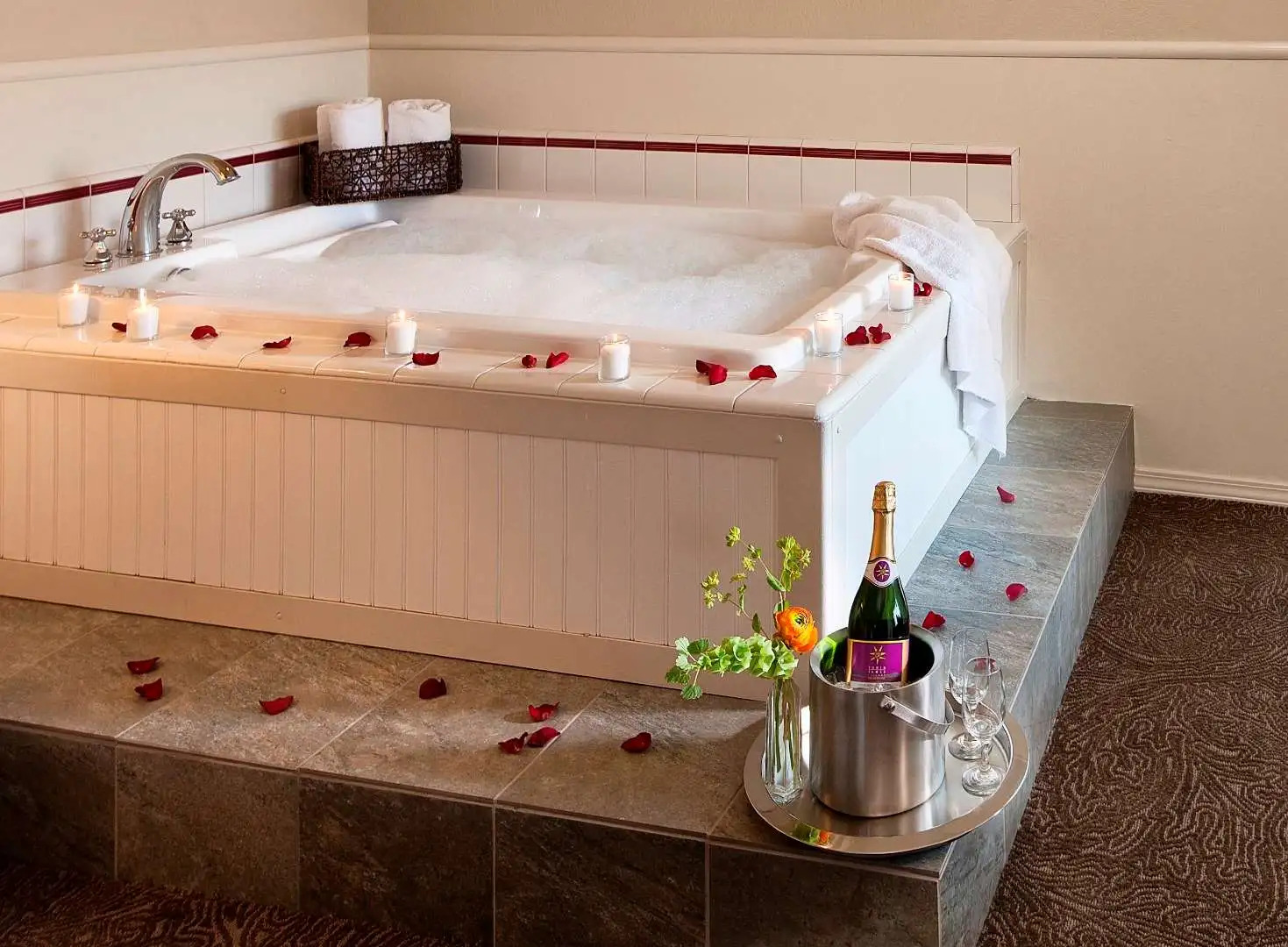 Cambria Landing Inn & Suites