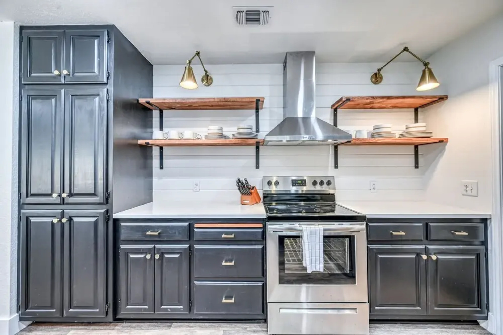 Modern Luxurious Home Near Main W/hot Tub-firepit!