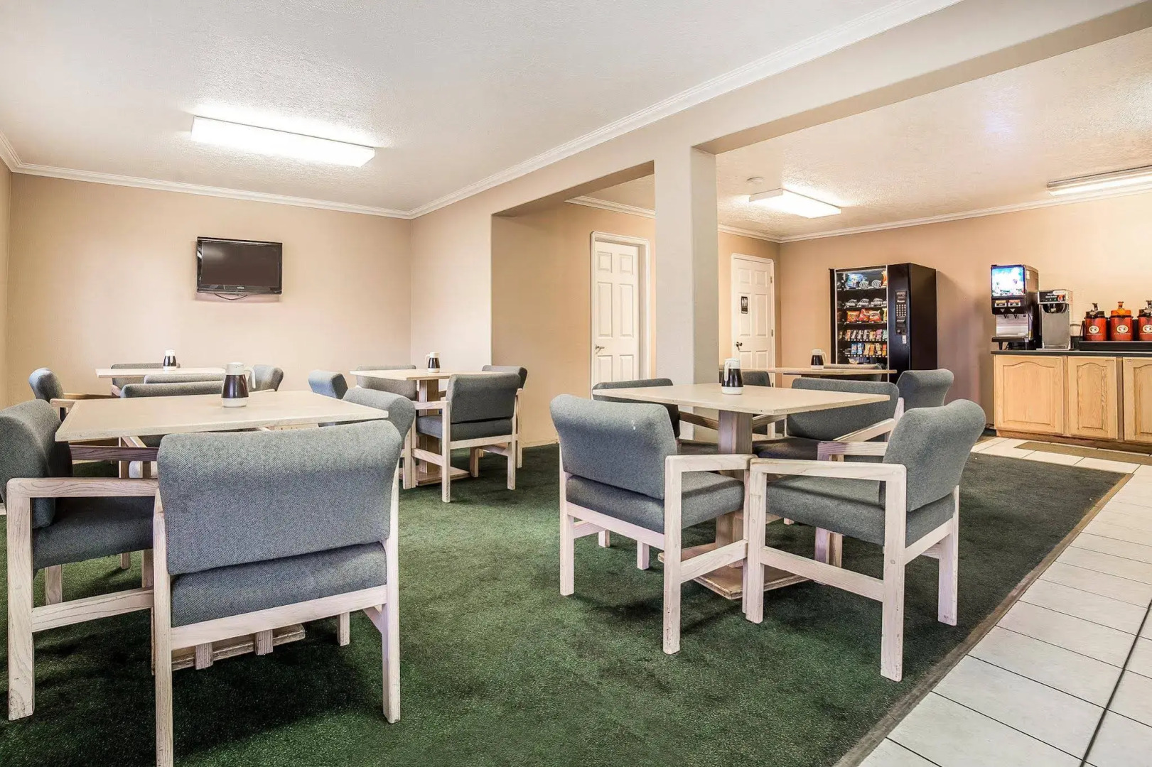 Econo Lodge Inn & Suites