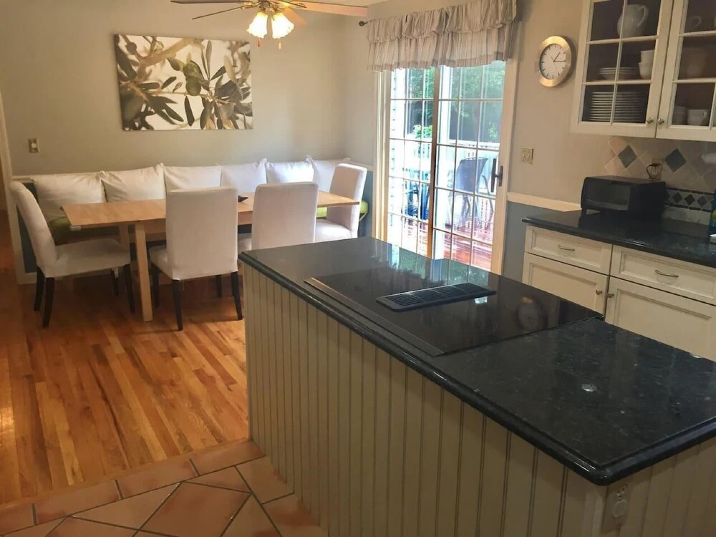 Suburban Getaway. Fire pit & Fireplace. Steam Shower