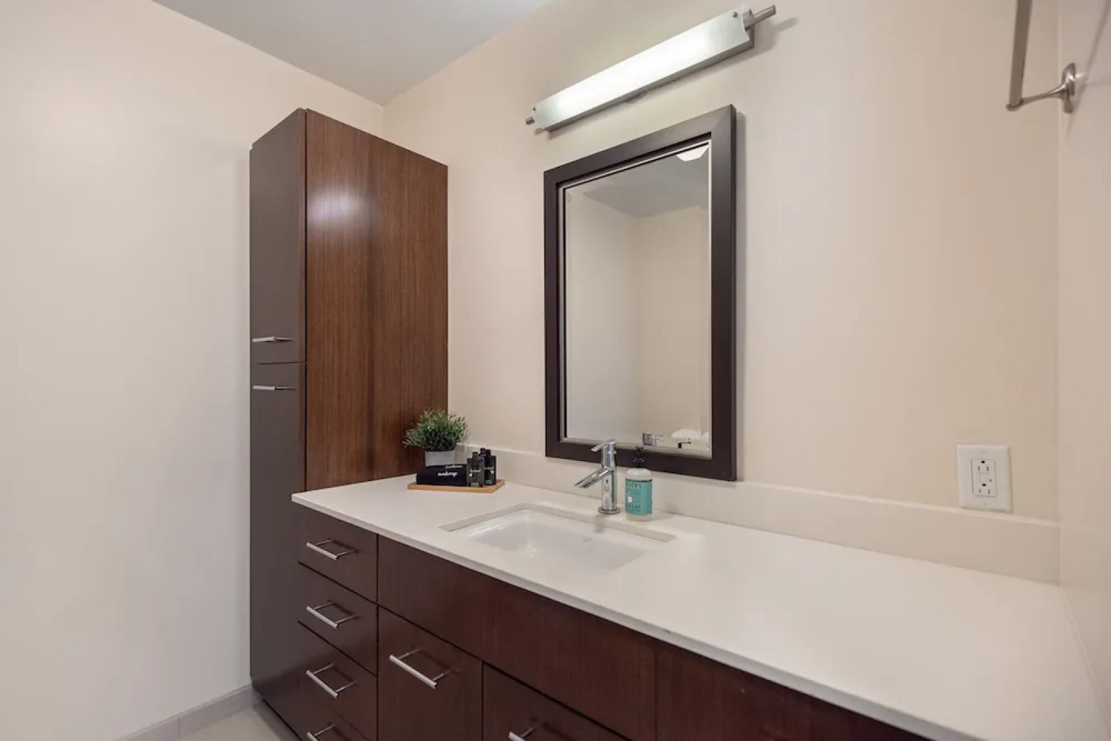 The Luxe Suites at University City