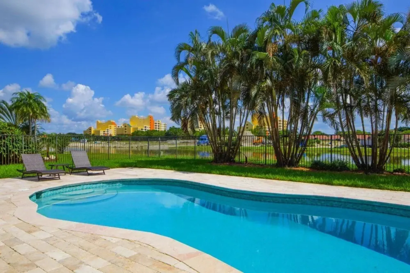 Golfview - Short Term Rental Certified by Weston. Private & Sanitized, Perfect for Social Distancing & Working From Home. Self Check-in. Private Pool, Pet Friendly. Super-host Support